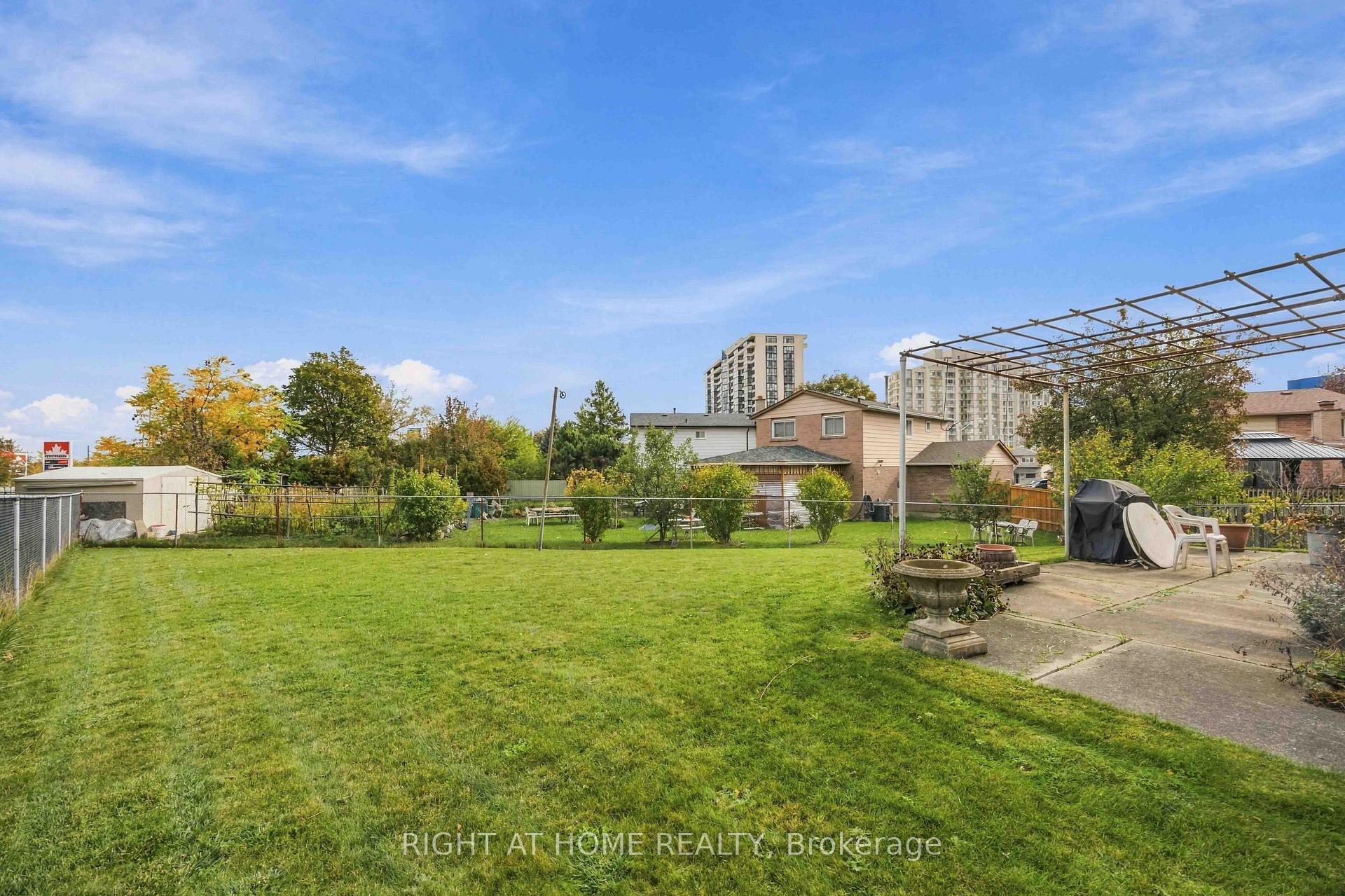 Photo 28 of 17 Cathy Jean Crescent, Etobicoke, Mount Olive-Silverstone-Jamestown — HOMEH
