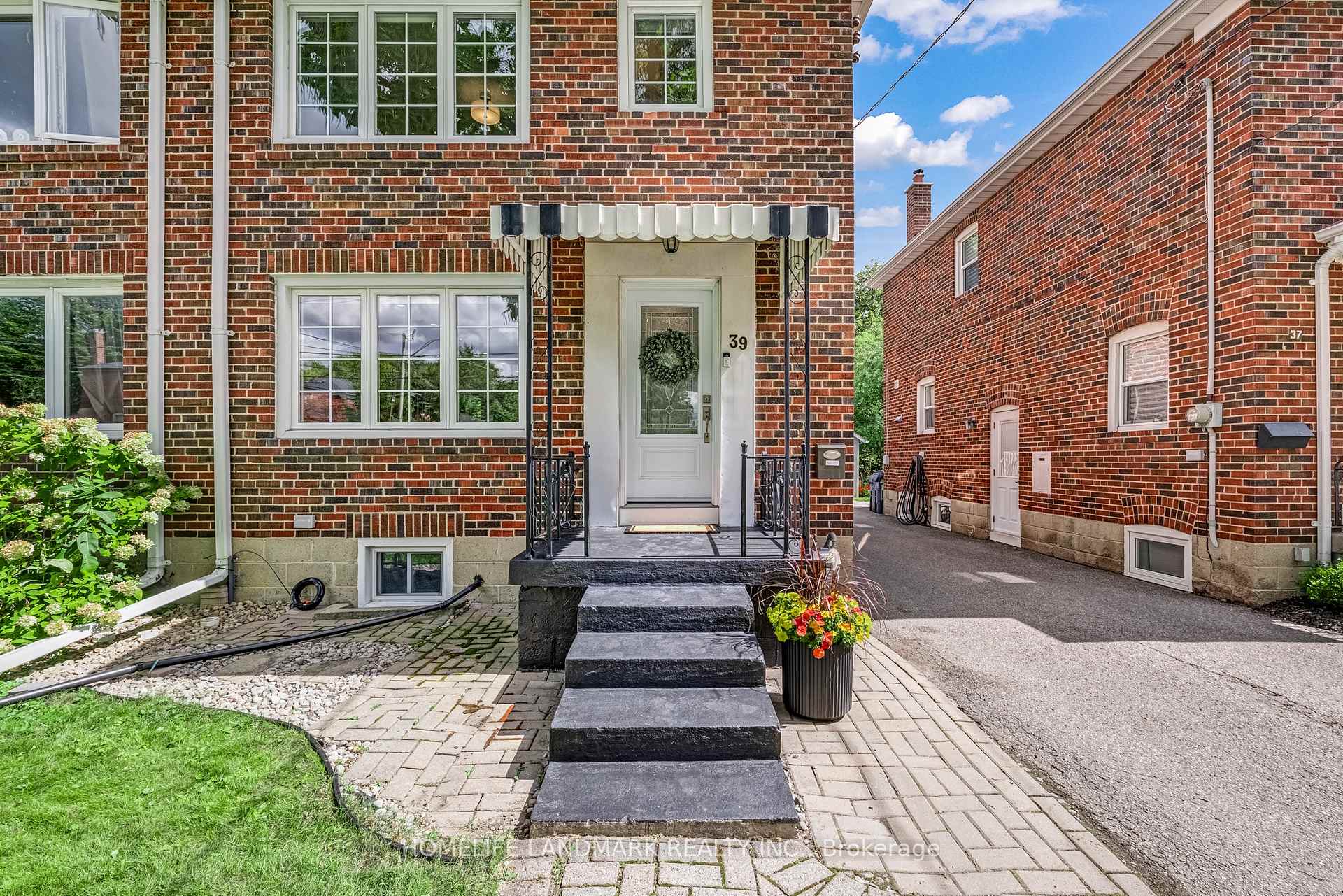 Photo 2 of 39 Brentcliffe Road, Toronto, Leaside — HOMEH