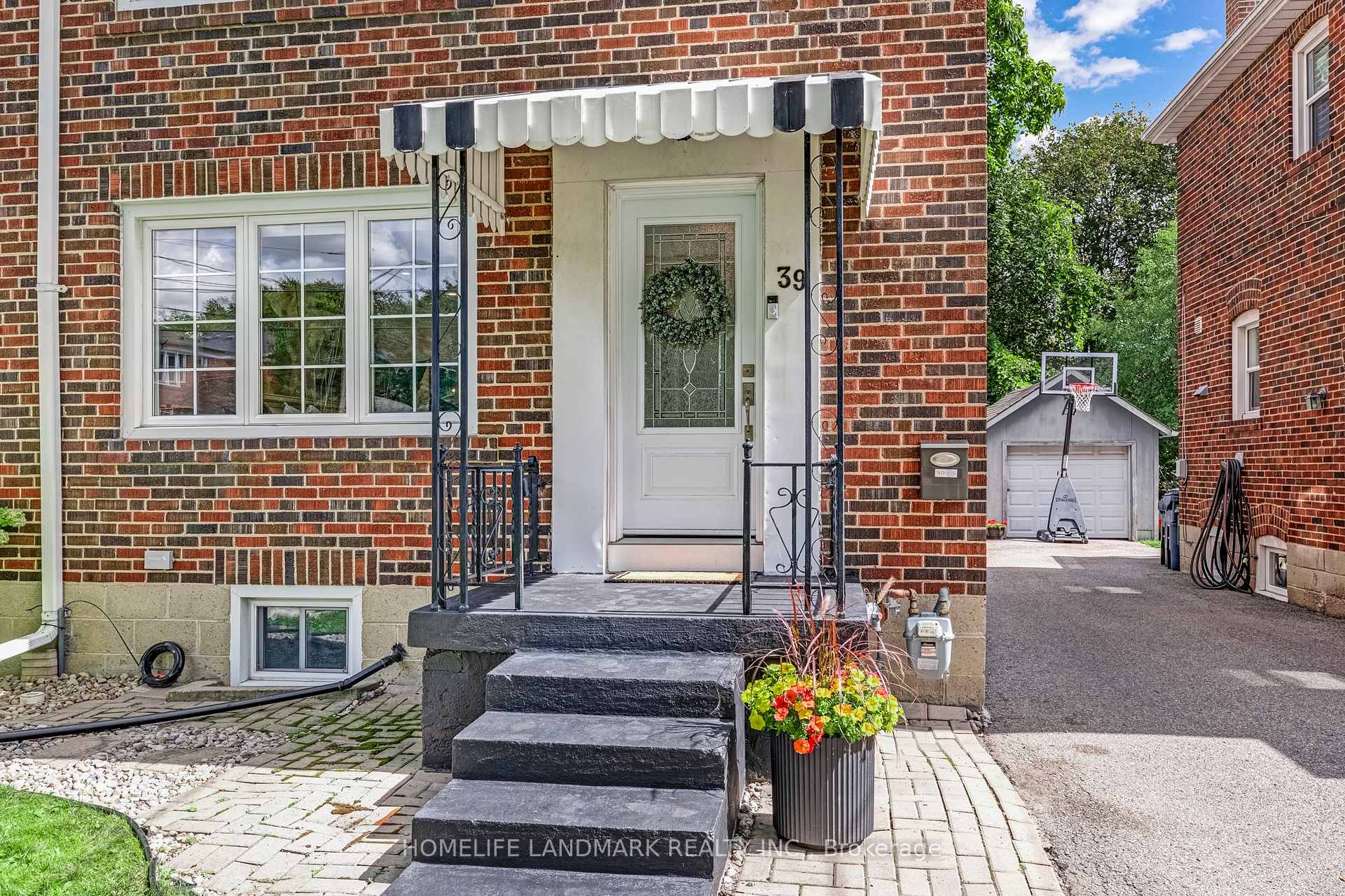 Photo 3 of 39 Brentcliffe Road, Toronto, Leaside — HOMEH