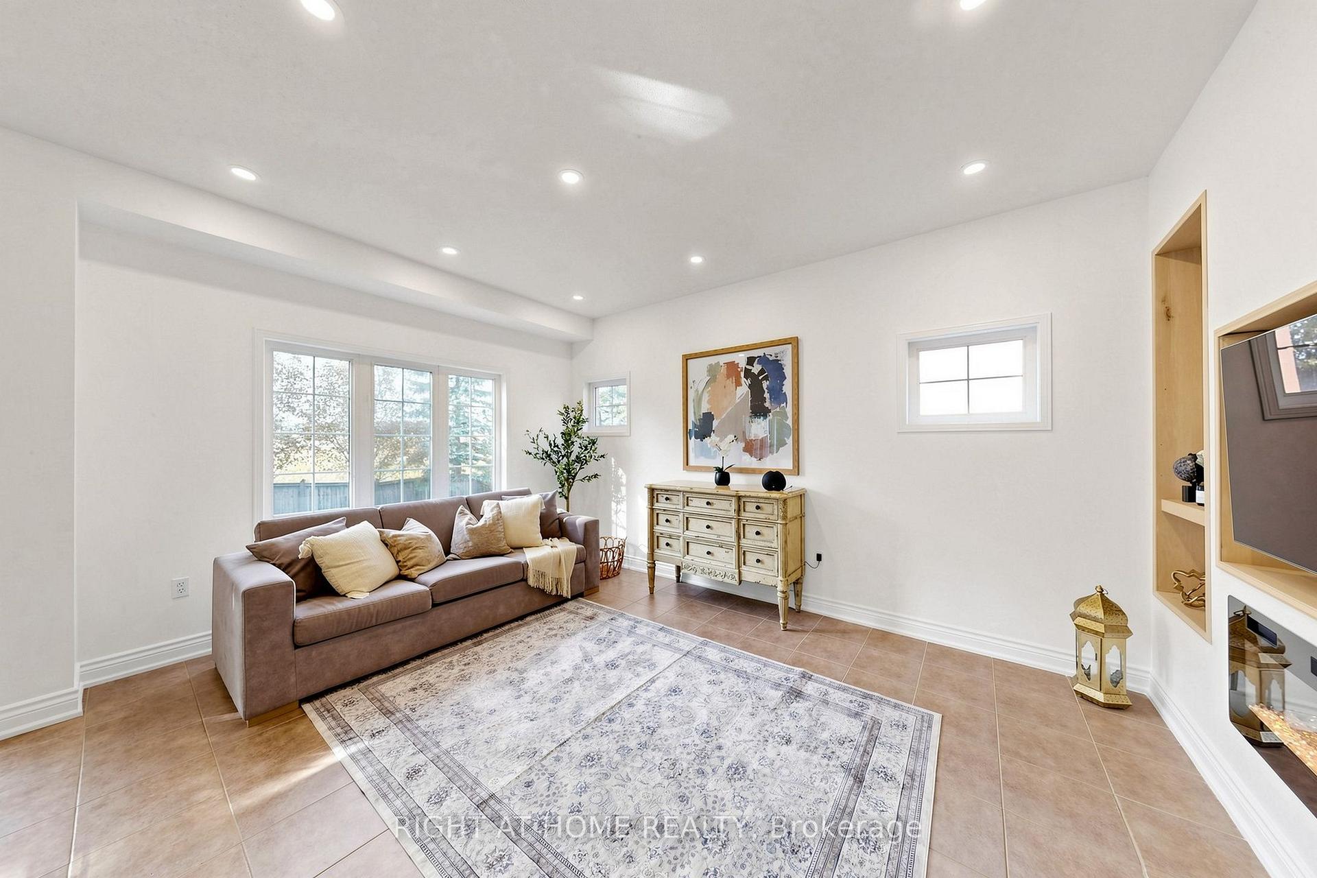 Photo 9 of 14 Grainger Crescent, Ajax, Northwest Ajax — HOMEH