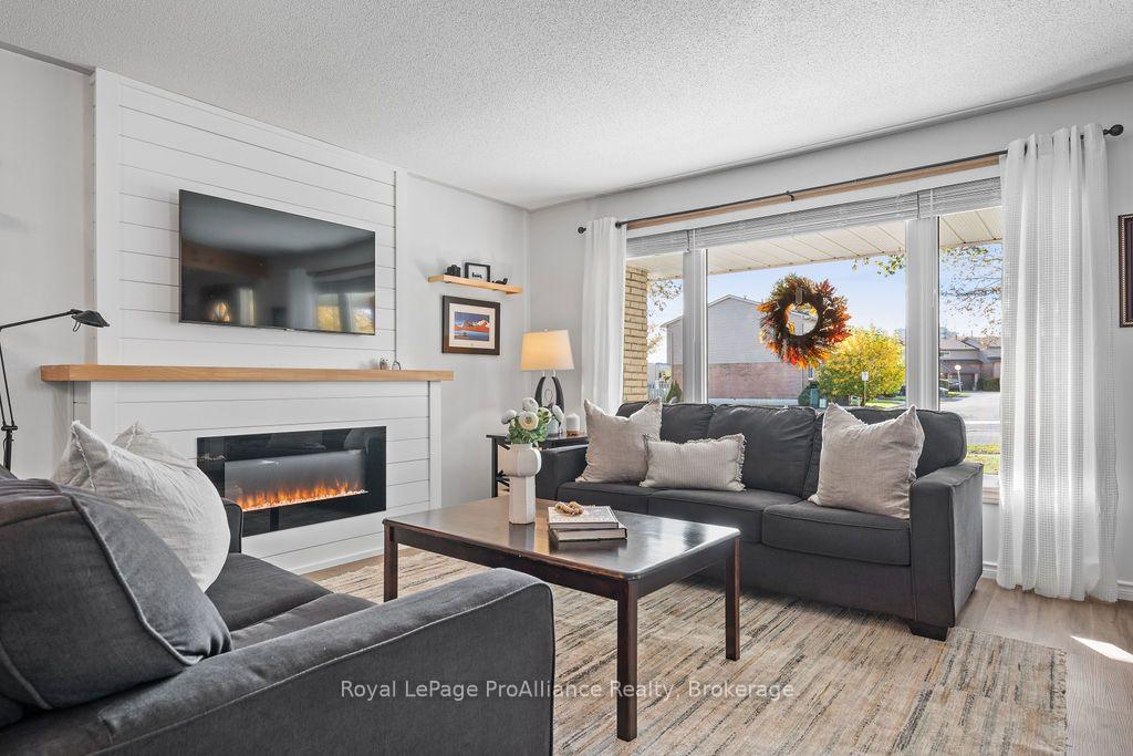 Photo 3 of 159 Singleton Drive, Belleville, Belleville Ward — HOMEH