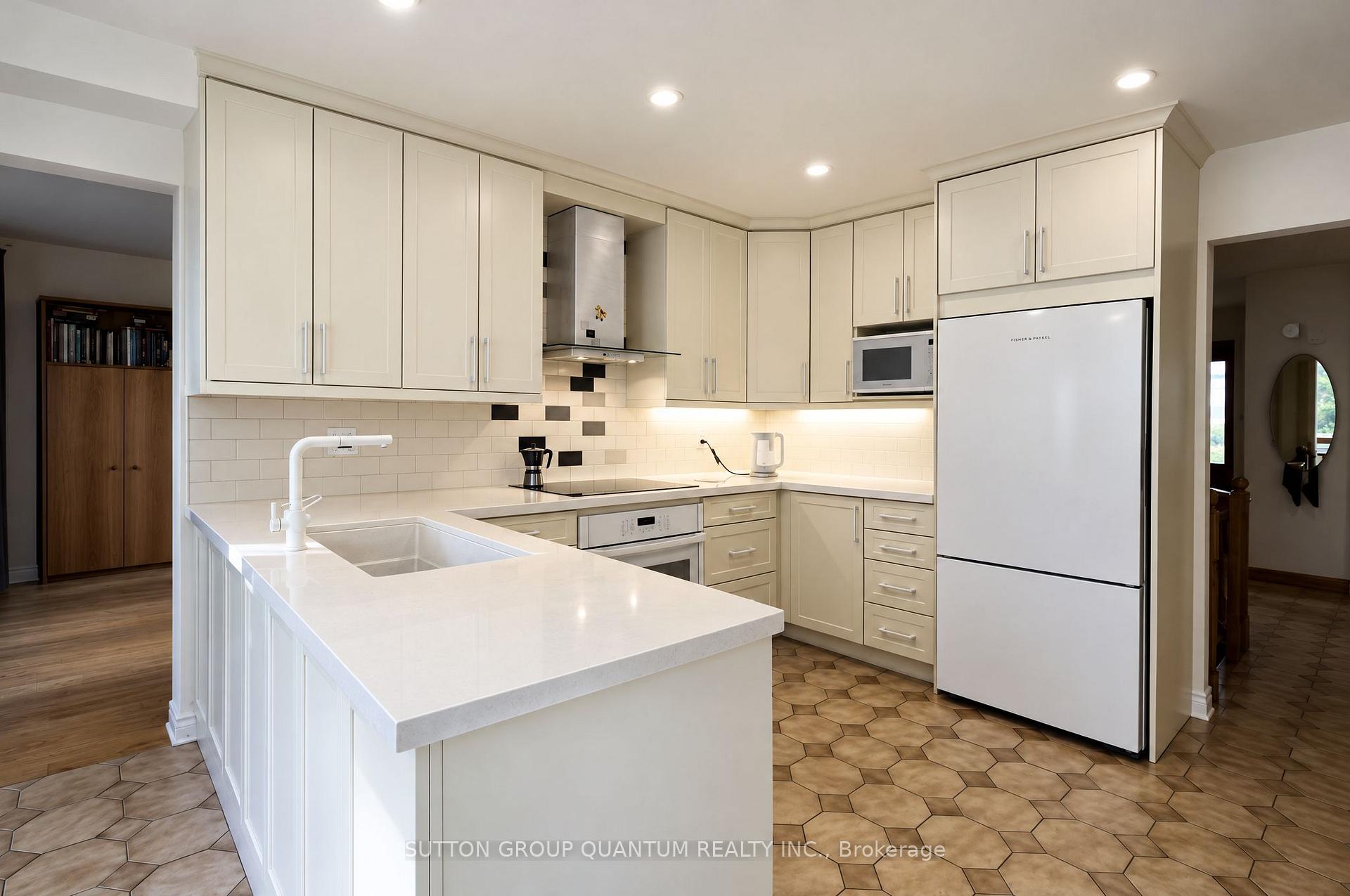 Photo 3 of 5254 Charnwood Crescent, Mississauga, East Credit — HOMEH