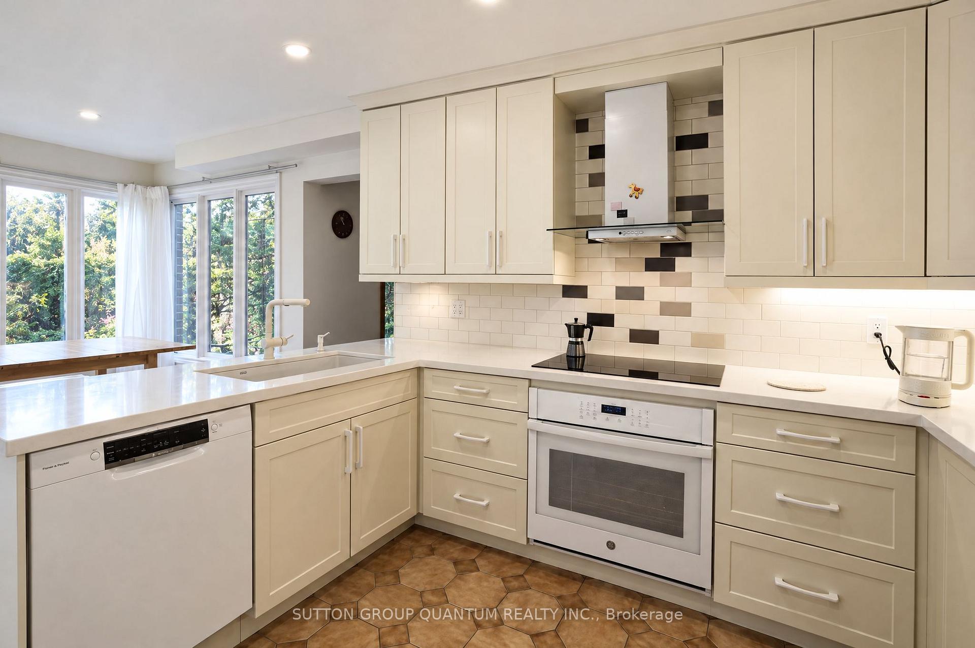 Photo 5 of 5254 Charnwood Crescent, Mississauga, East Credit — HOMEH