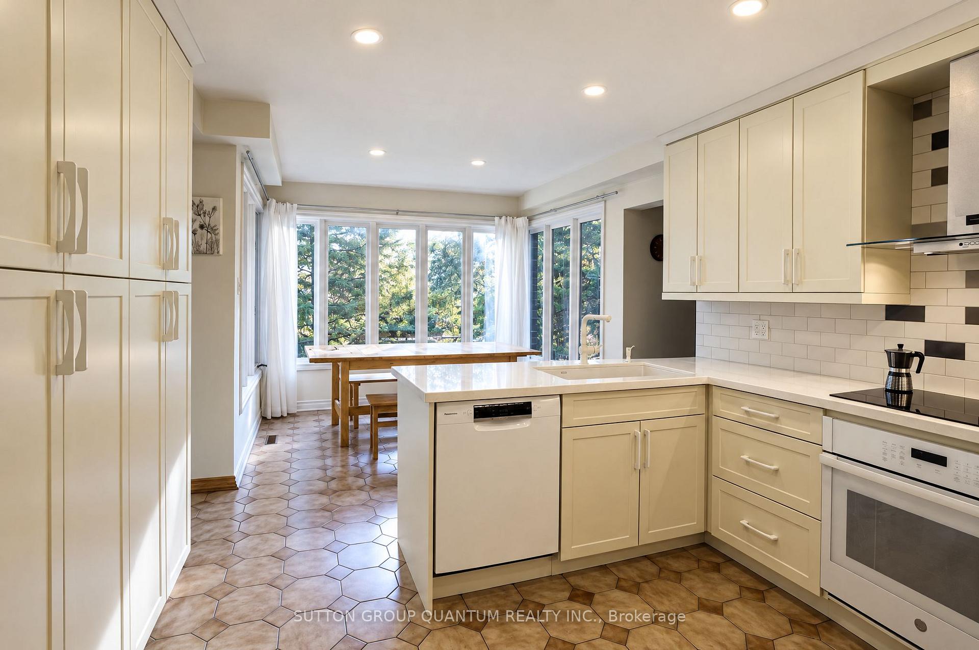 Photo 6 of 5254 Charnwood Crescent, Mississauga, East Credit — HOMEH