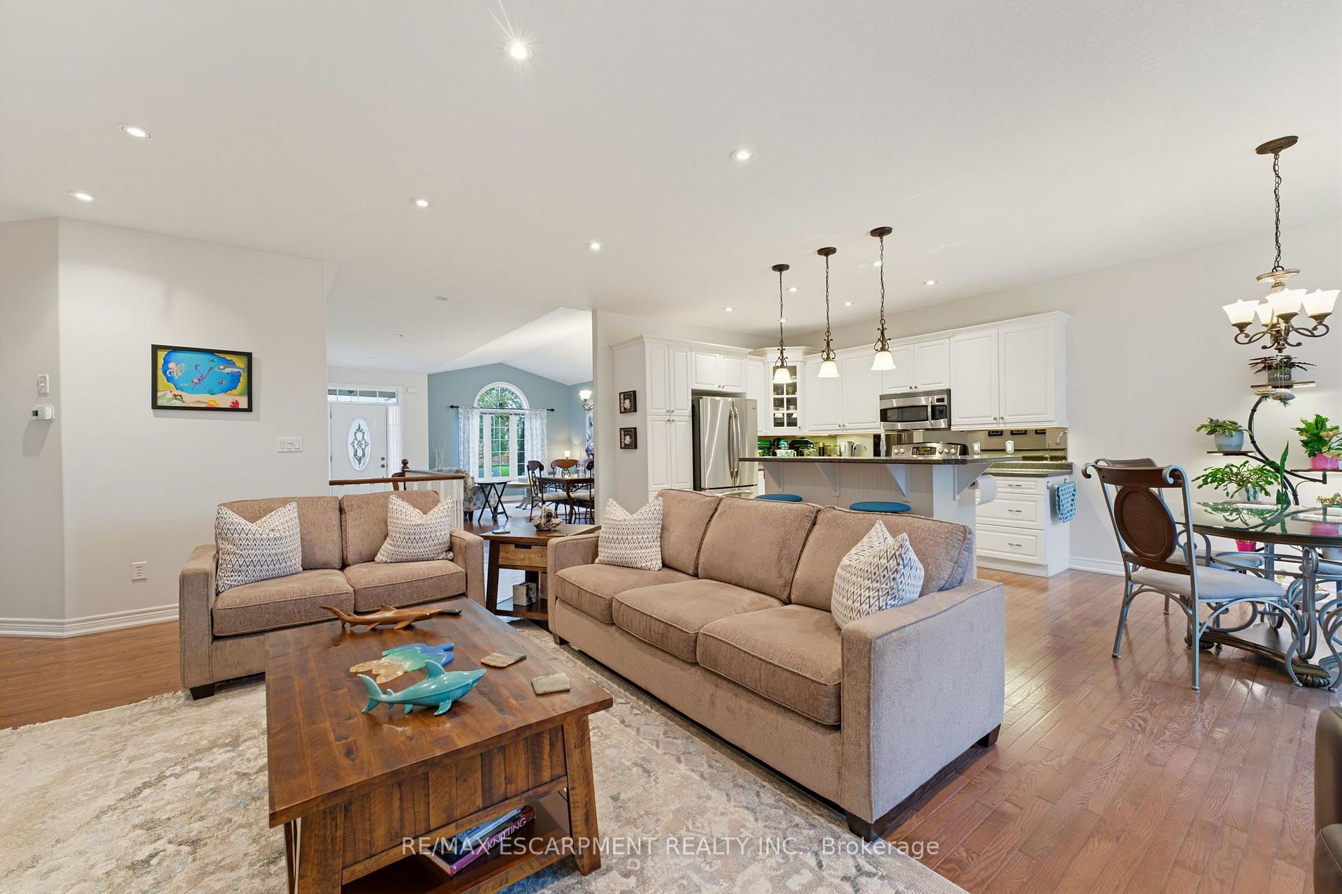 Photo 10 of 39 Oak Crescent, Haldimand — HOMEH