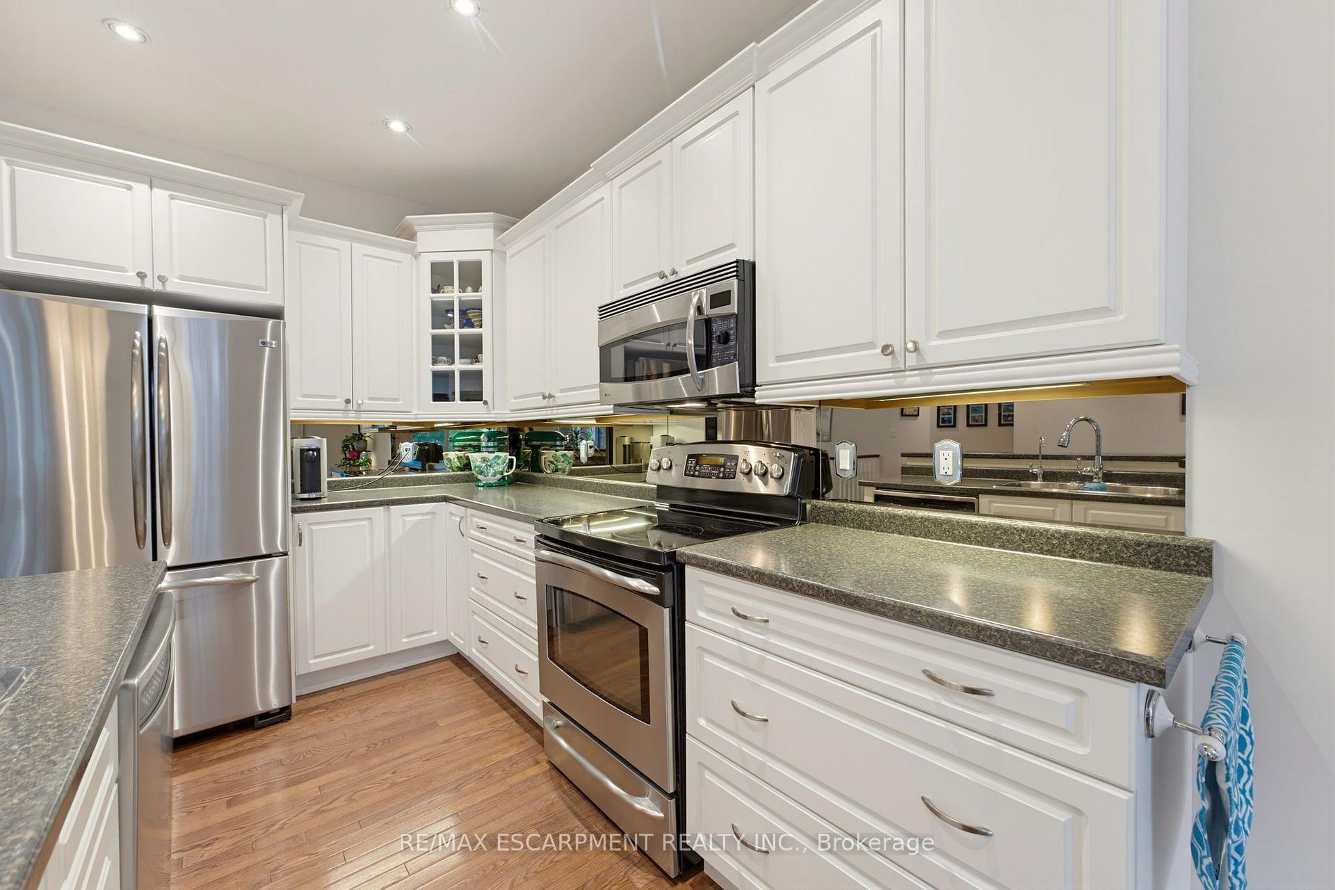 Photo 13 of 39 Oak Crescent, Haldimand — HOMEH
