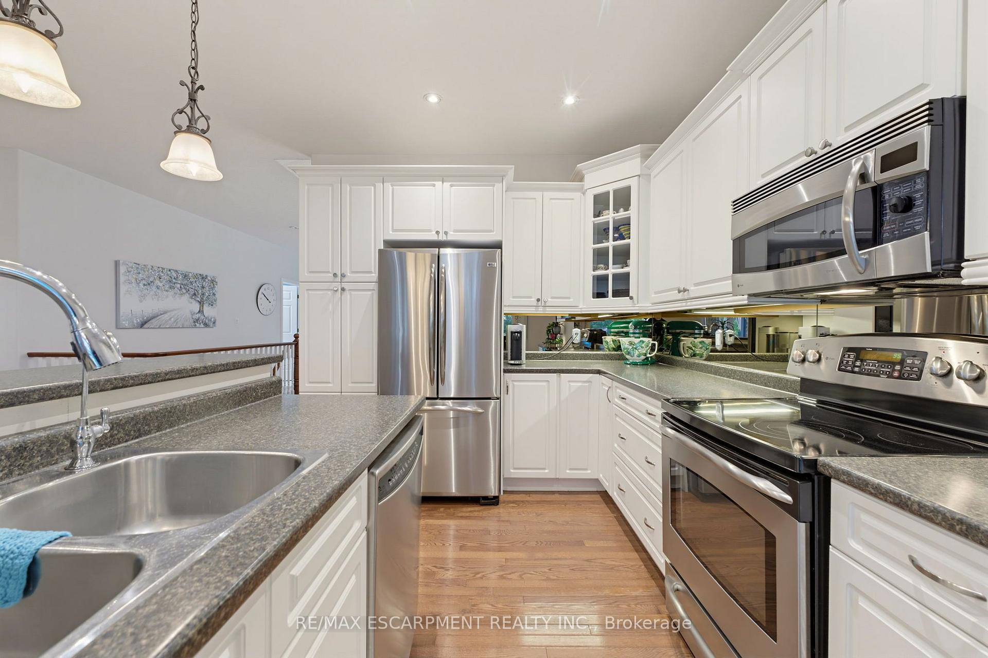 Photo 14 of 39 Oak Crescent, Haldimand — HOMEH