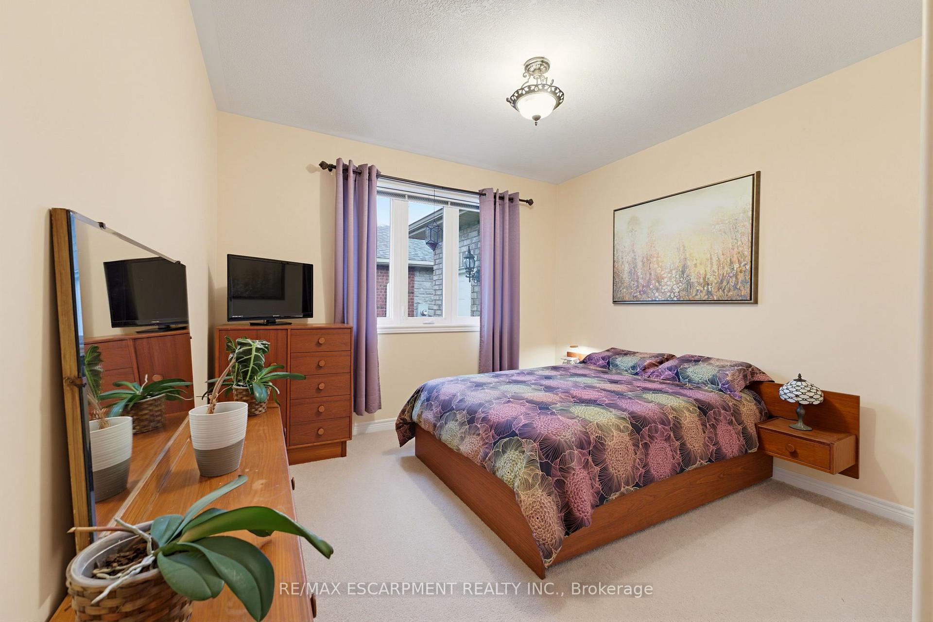 Photo 21 of 39 Oak Crescent, Haldimand — HOMEH