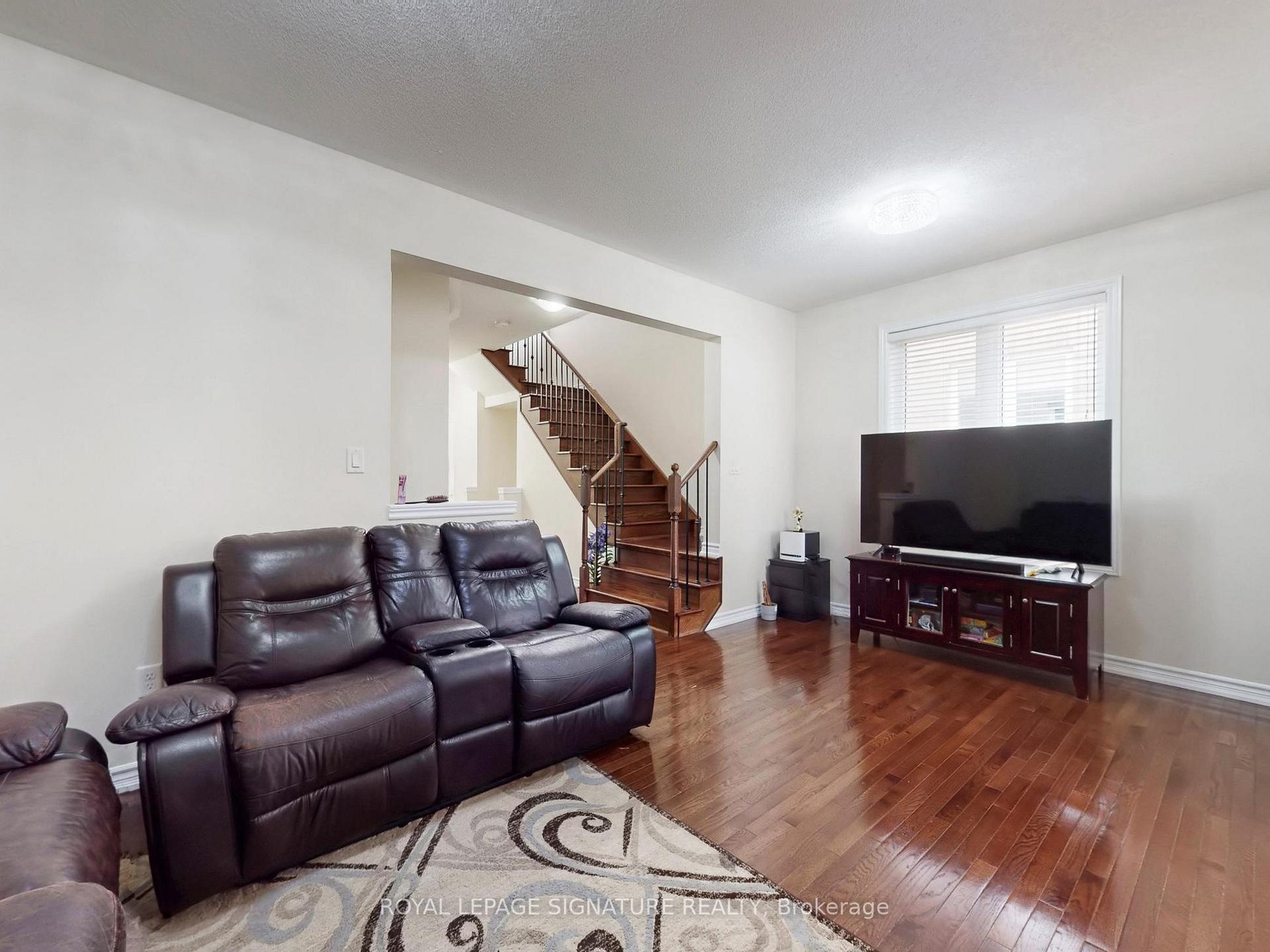 Photo 5 of 30 Walbrook Road, Brampton, Credit Valley — HOMEH