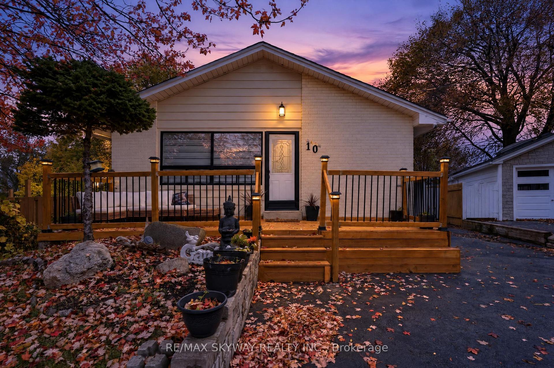 Photo 2 of 10 Rexway Drive, Halton Hills, Georgetown — HOMEH
