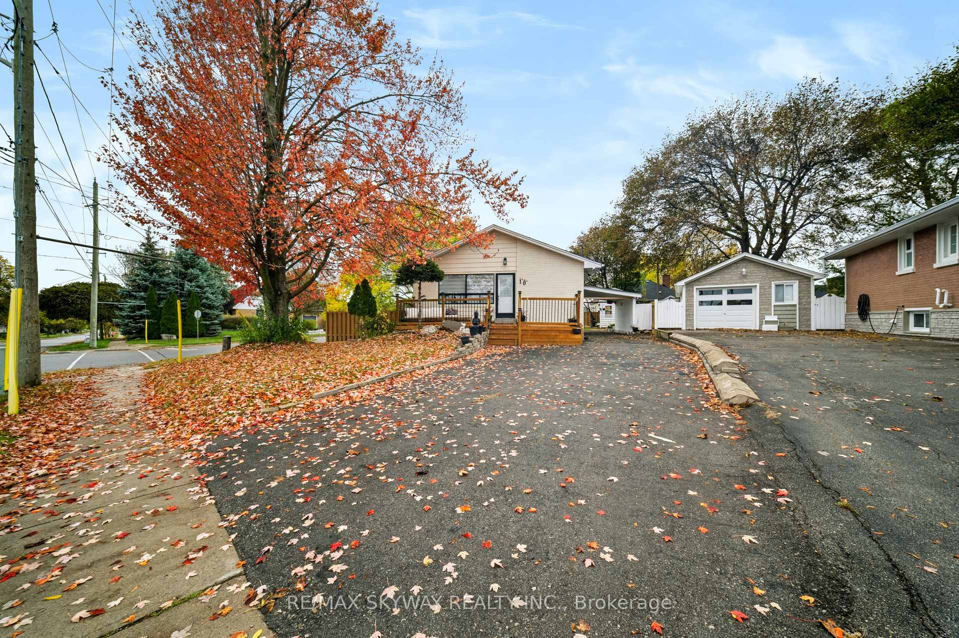 Photo 3 of 10 Rexway Drive, Halton Hills, Georgetown — HOMEH