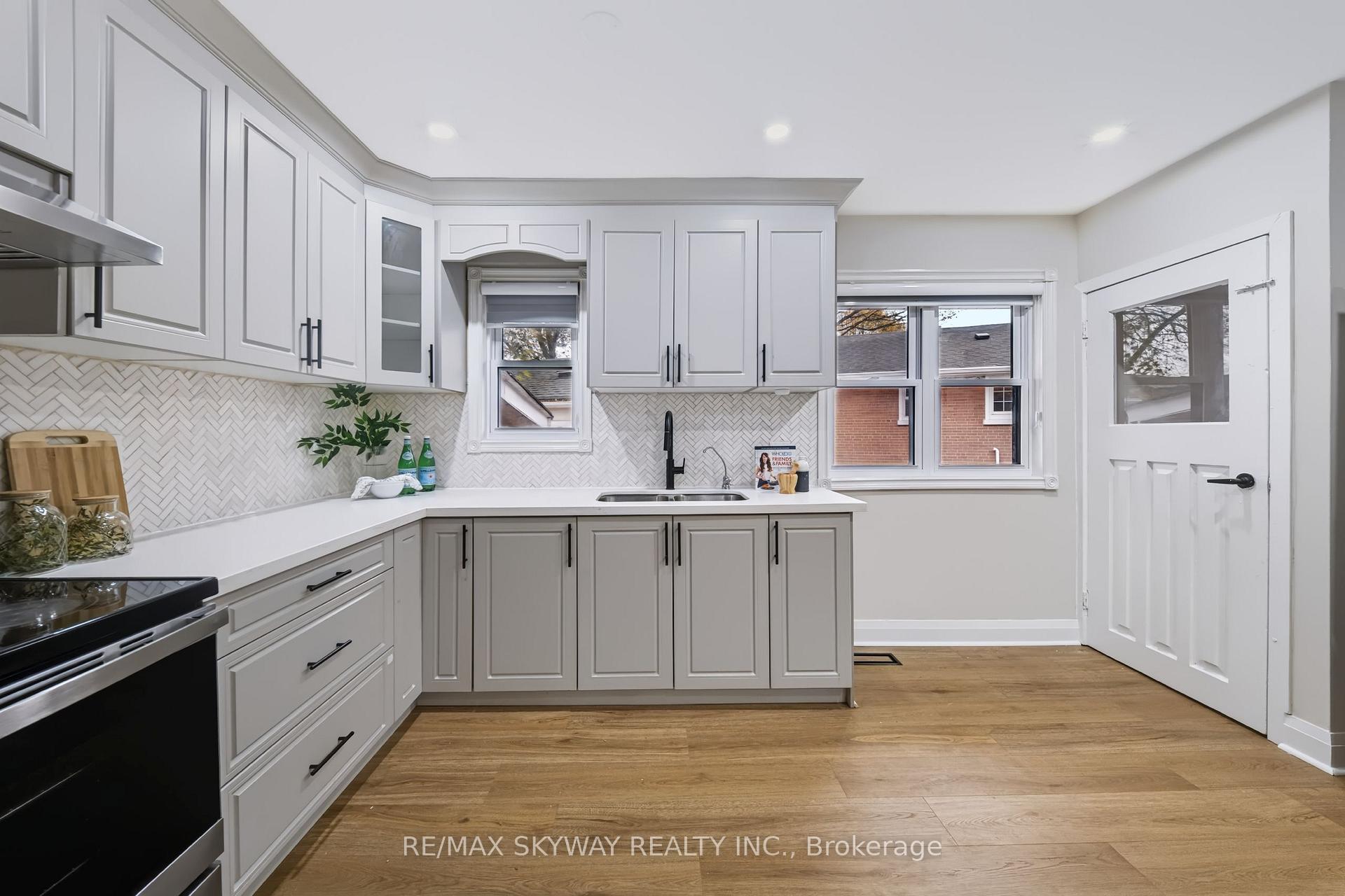 Photo 12 of 10 Rexway Drive, Halton Hills, Georgetown — HOMEH