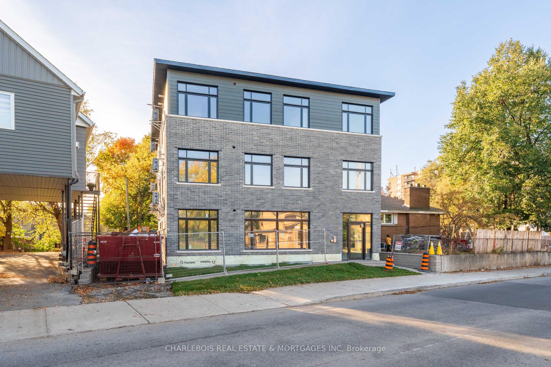 Photo of Unit D, 830 St Laurent Boulevard