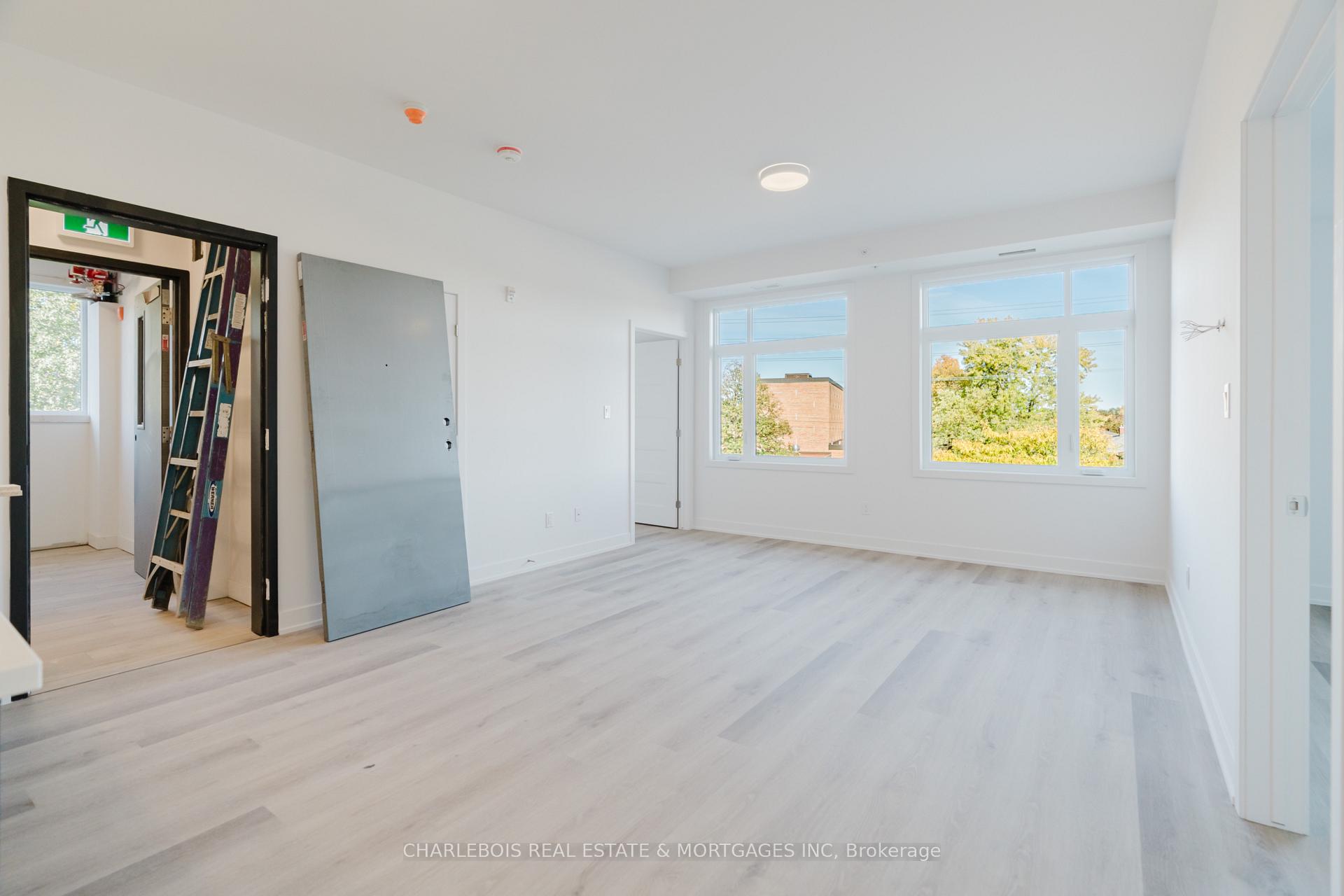 Photo 5 of Unit D, 830 St Laurent Boulevard, Ottawa, Castle Heights — HOMEH