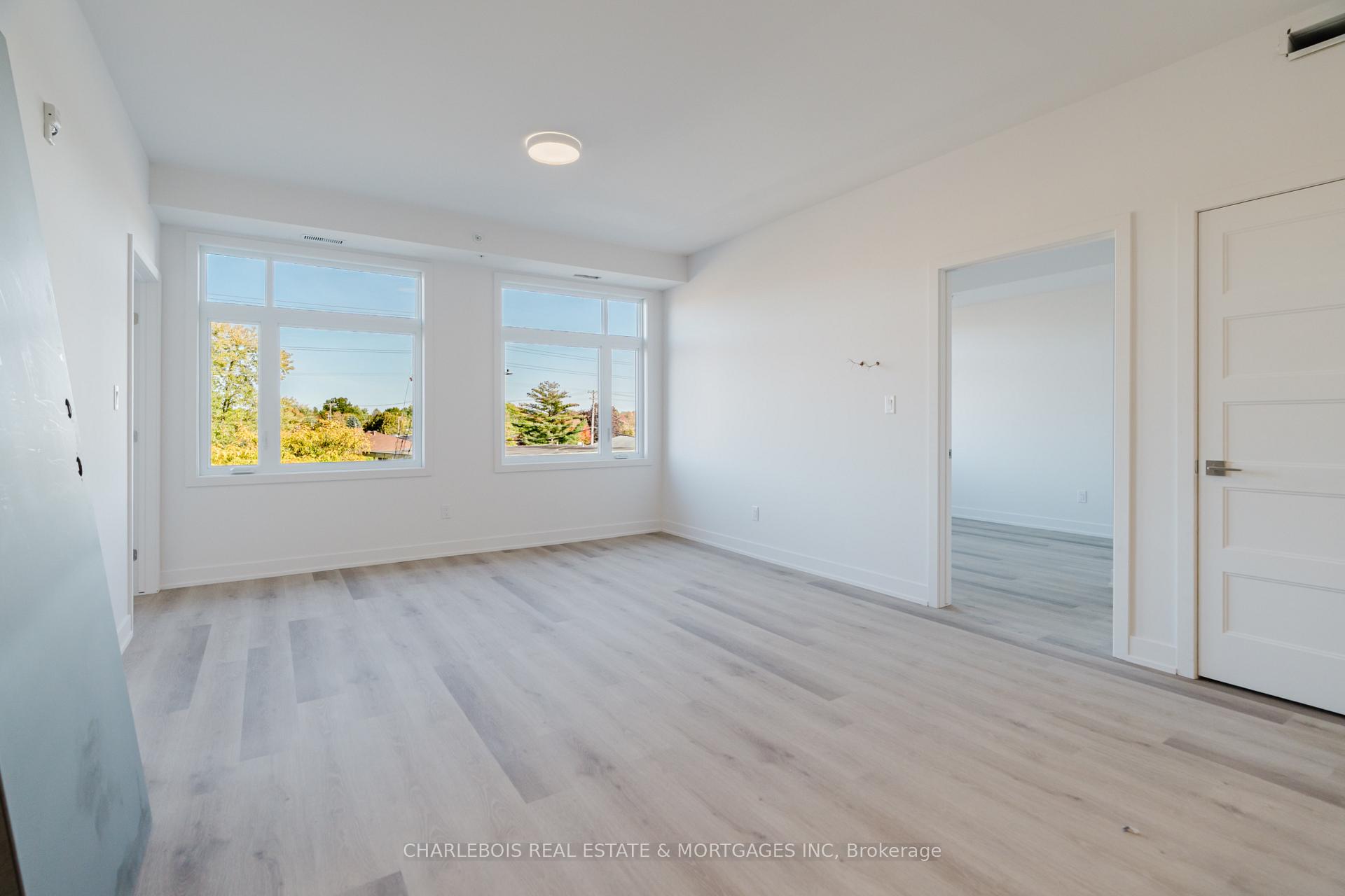 Photo 6 of Unit D, 830 St Laurent Boulevard, Ottawa, Castle Heights — HOMEH