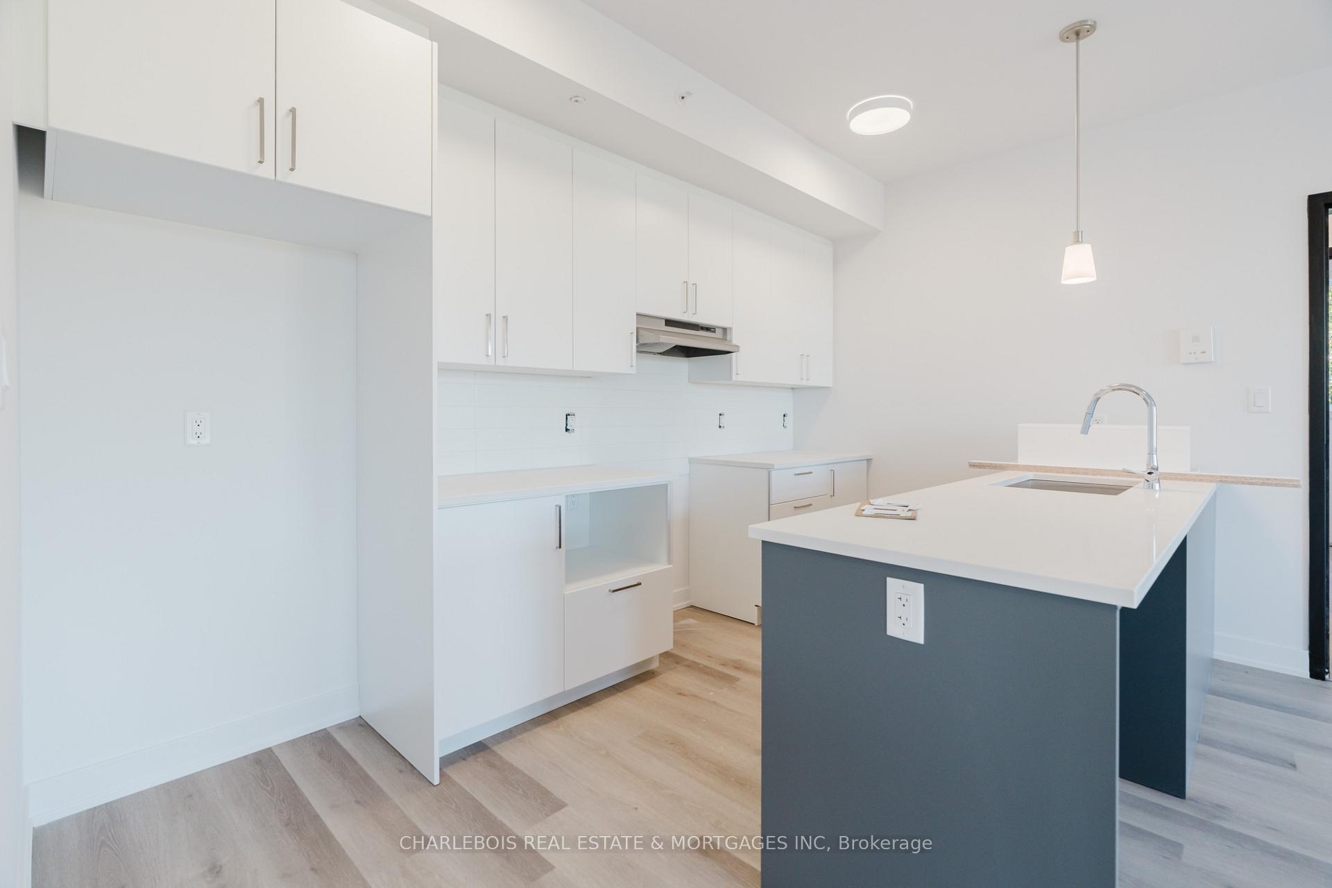 Photo 11 of Unit D, 830 St Laurent Boulevard, Ottawa, Castle Heights — HOMEH