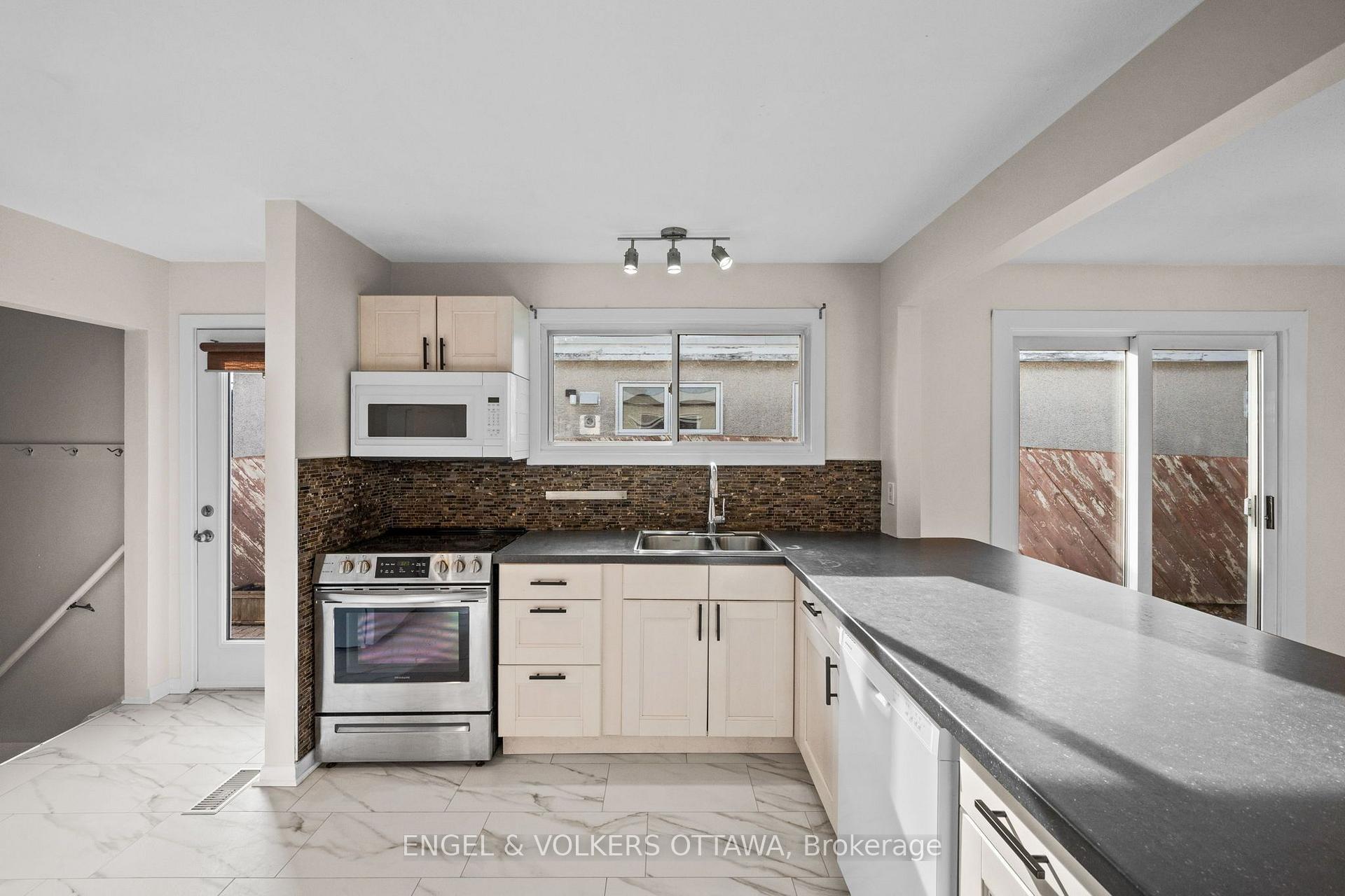 Photo 14 of 50 Solva Drive, Ottawa, Crystal Beach — HOMEH