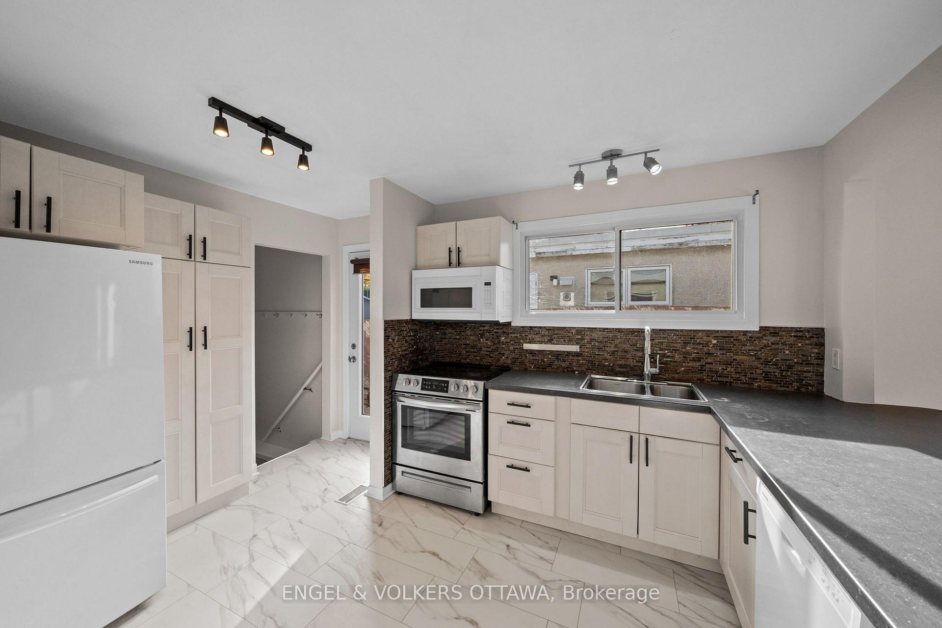 Photo 15 of 50 Solva Drive, Ottawa, Crystal Beach — HOMEH