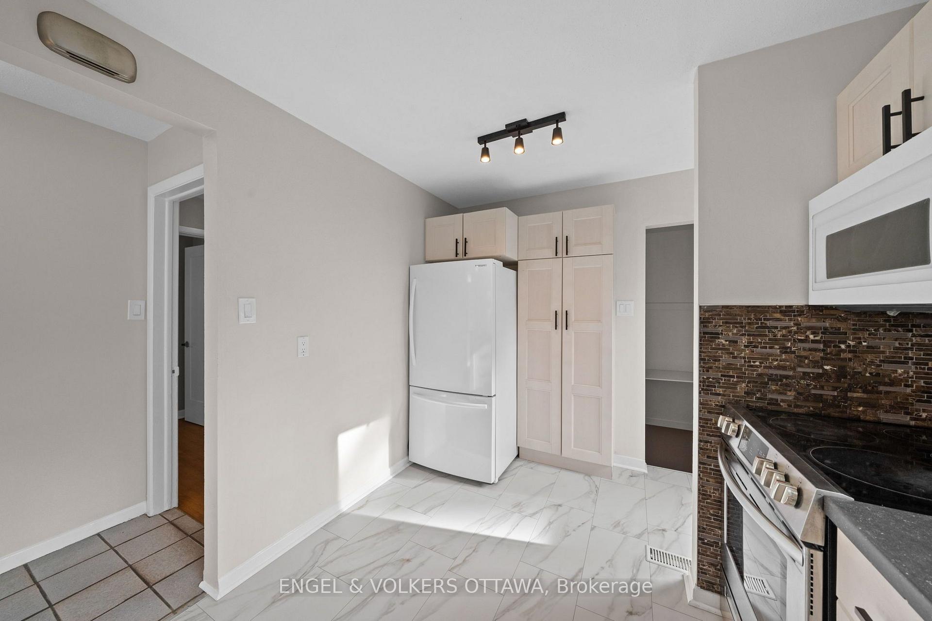 Photo 16 of 50 Solva Drive, Ottawa, Crystal Beach — HOMEH