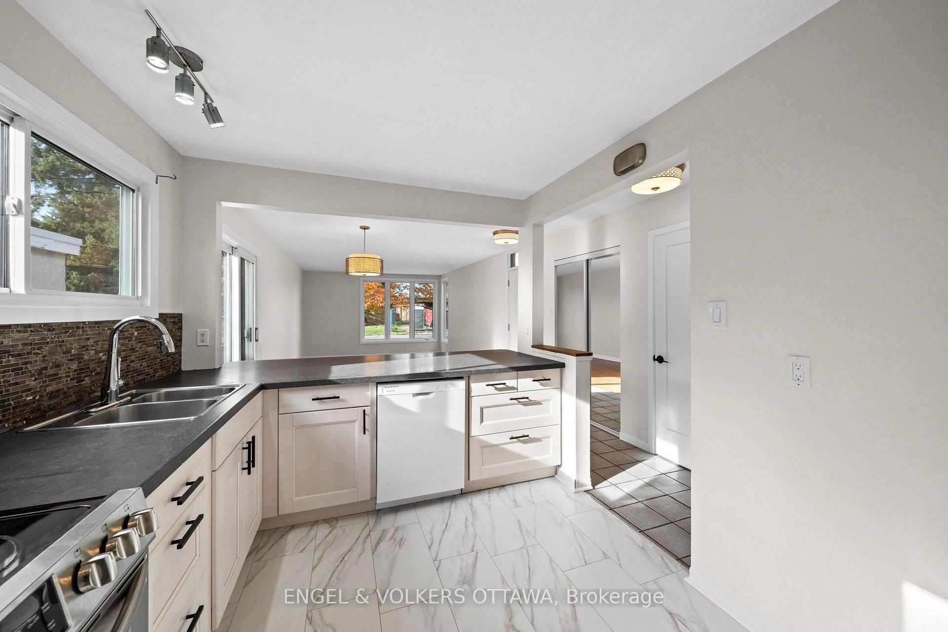 Photo 17 of 50 Solva Drive, Ottawa, Crystal Beach — HOMEH