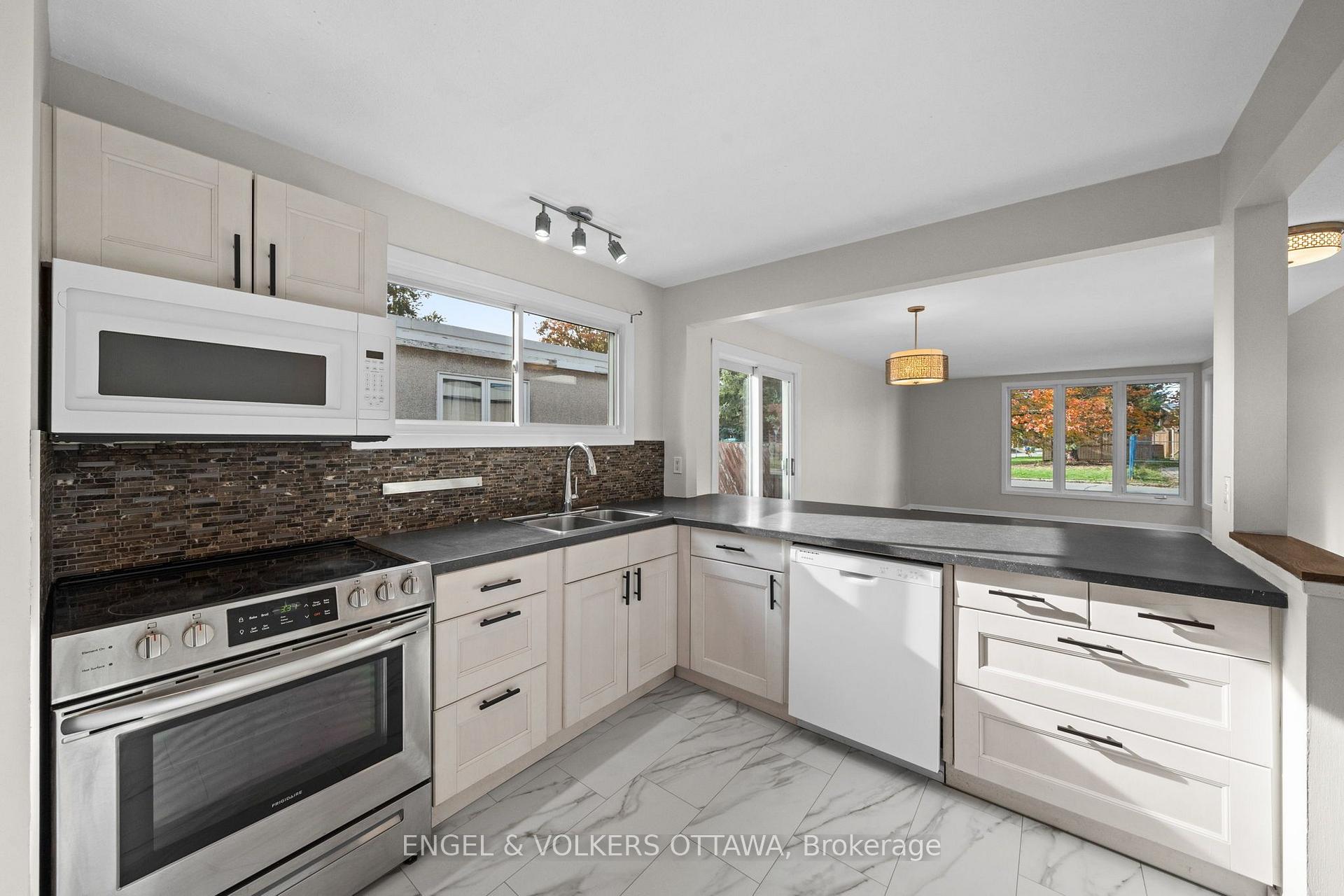 Photo 18 of 50 Solva Drive, Ottawa, Crystal Beach — HOMEH