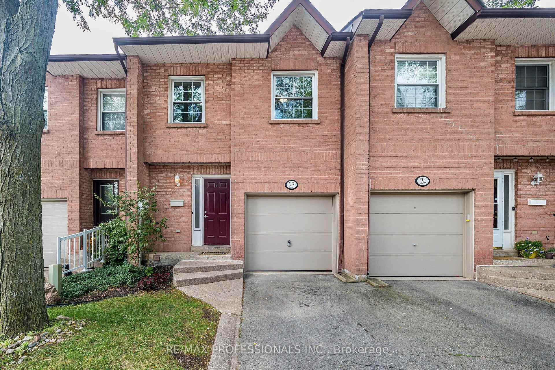 Photo 2 of Unit 23, 2004 Glenada Crescent, Oakville, Wedgewood Creek — HOMEH