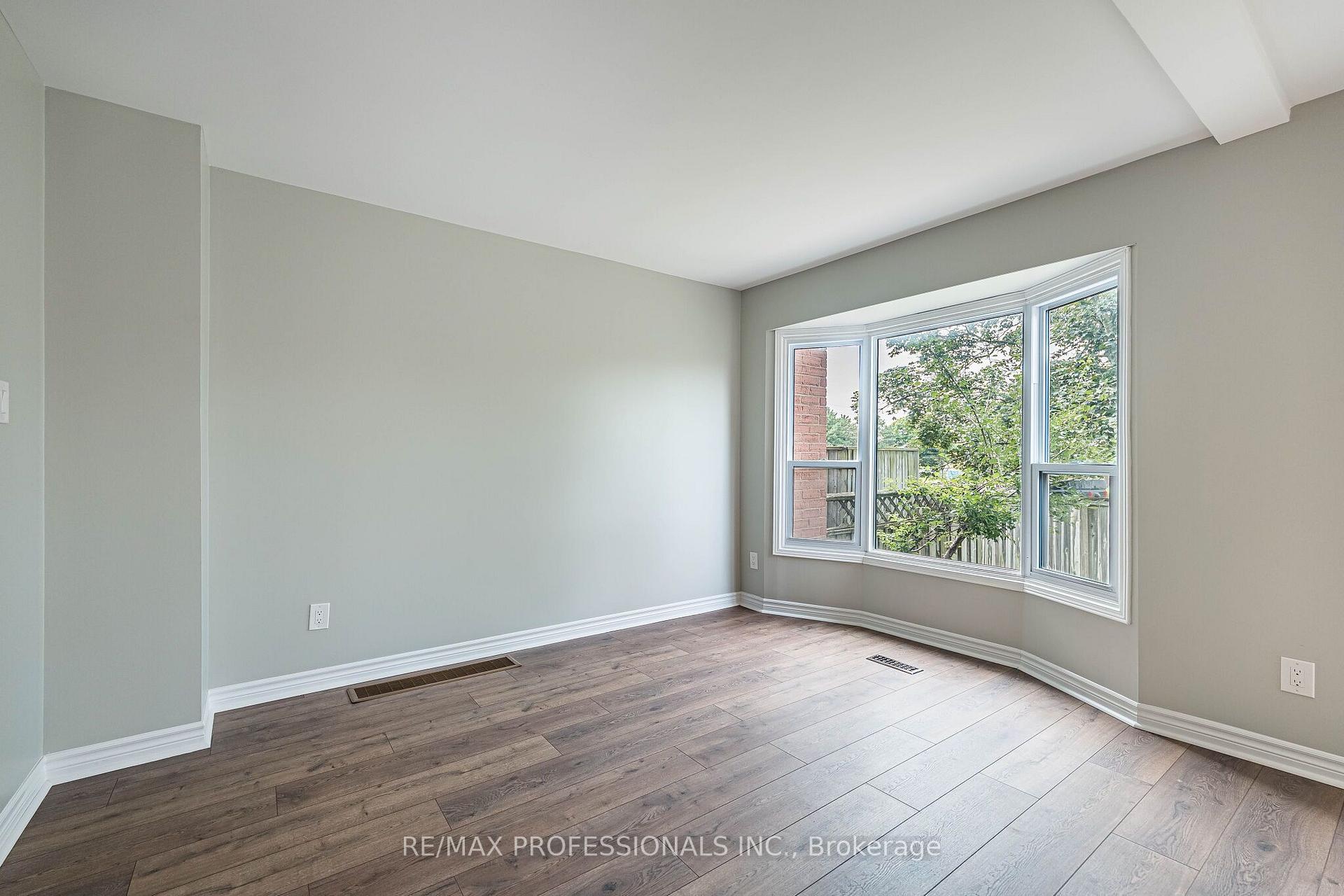 Photo 12 of Unit 23, 2004 Glenada Crescent, Oakville, Wedgewood Creek — HOMEH