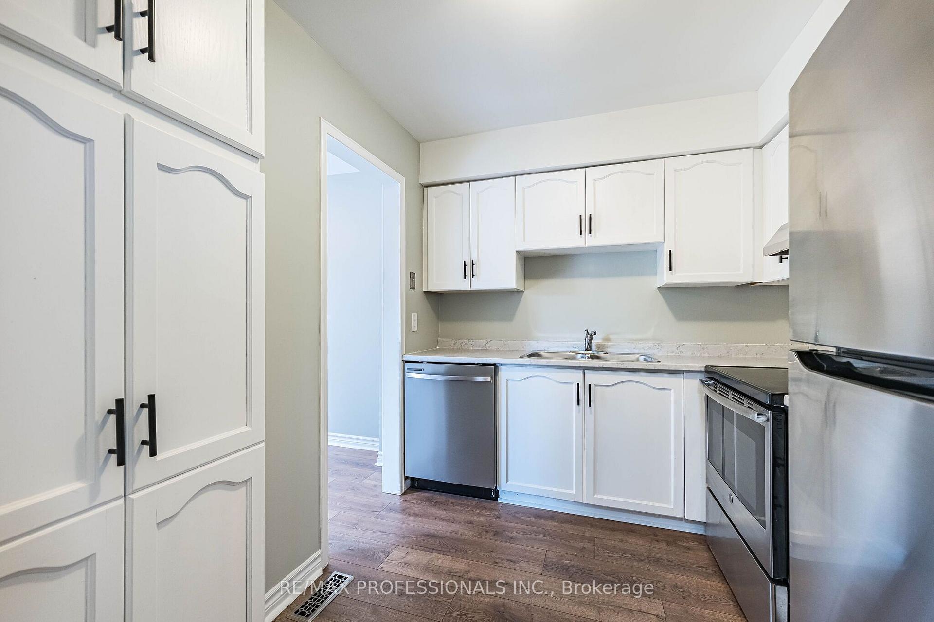 Photo 17 of Unit 23, 2004 Glenada Crescent, Oakville, Wedgewood Creek — HOMEH