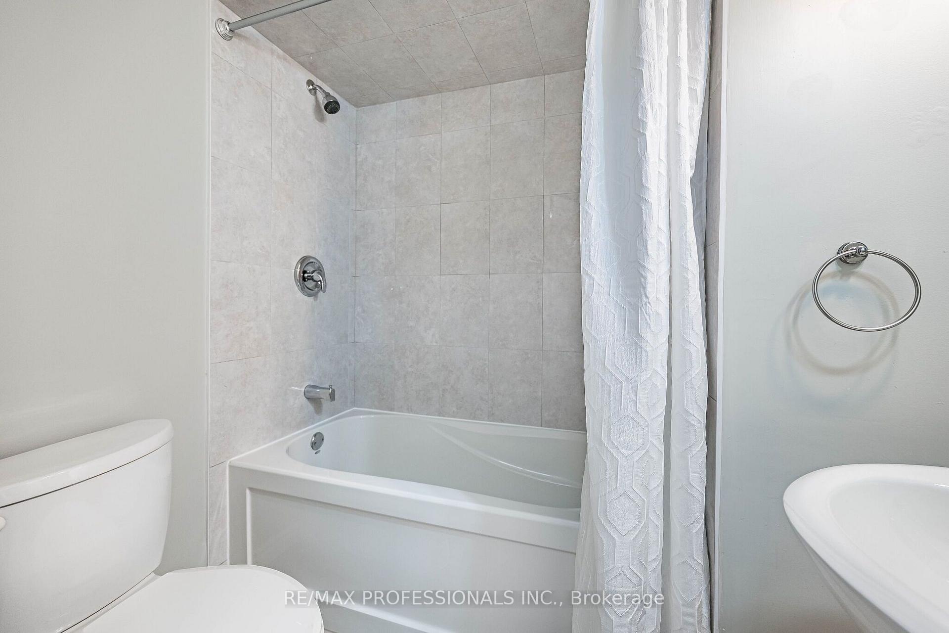 Photo 37 of Unit 23, 2004 Glenada Crescent, Oakville, Wedgewood Creek — HOMEH