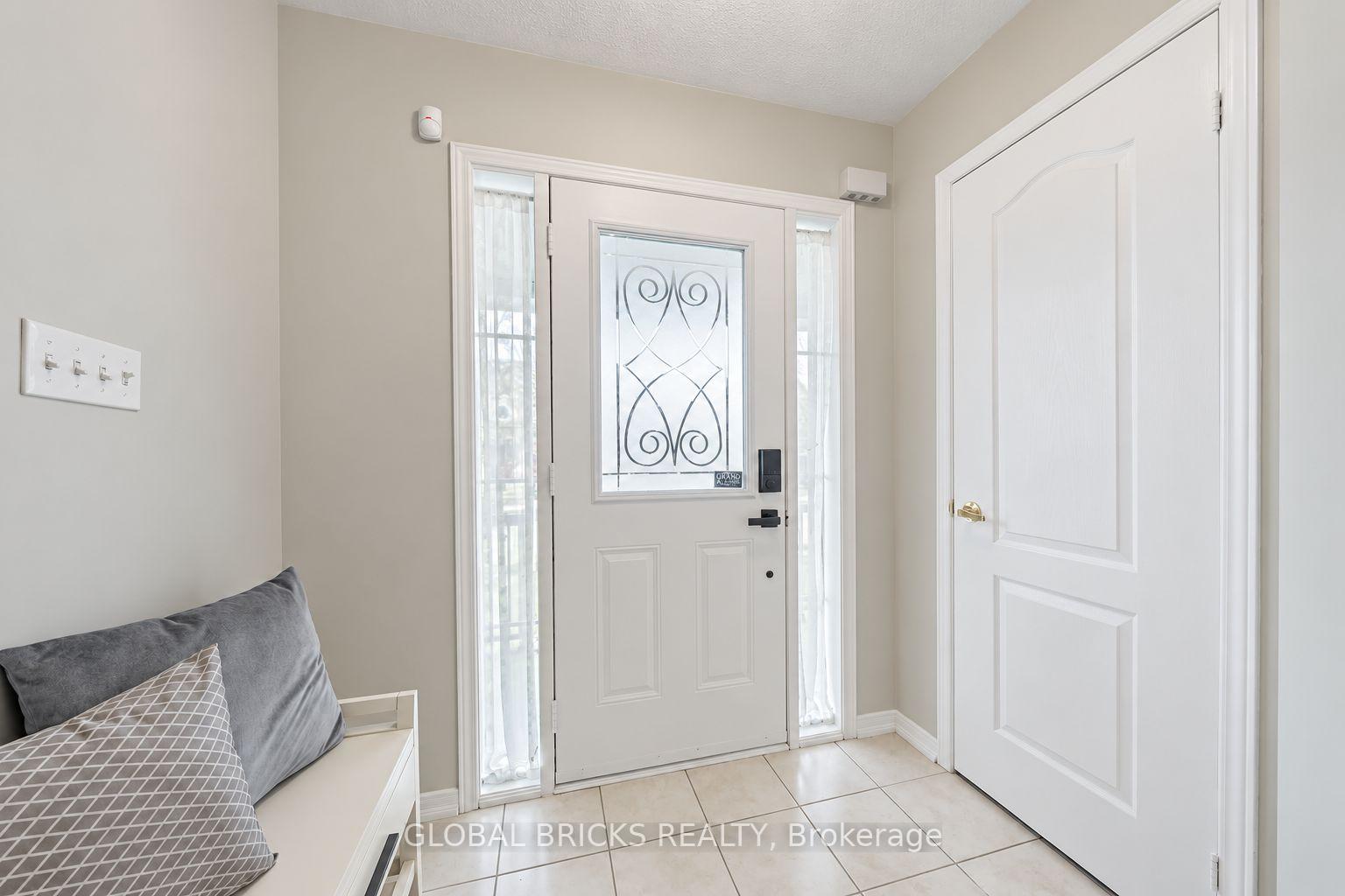 Photo 4 of 107 Win Timbers Crescent, Whitchurch-Stouffville, Stouffville — HOMEH