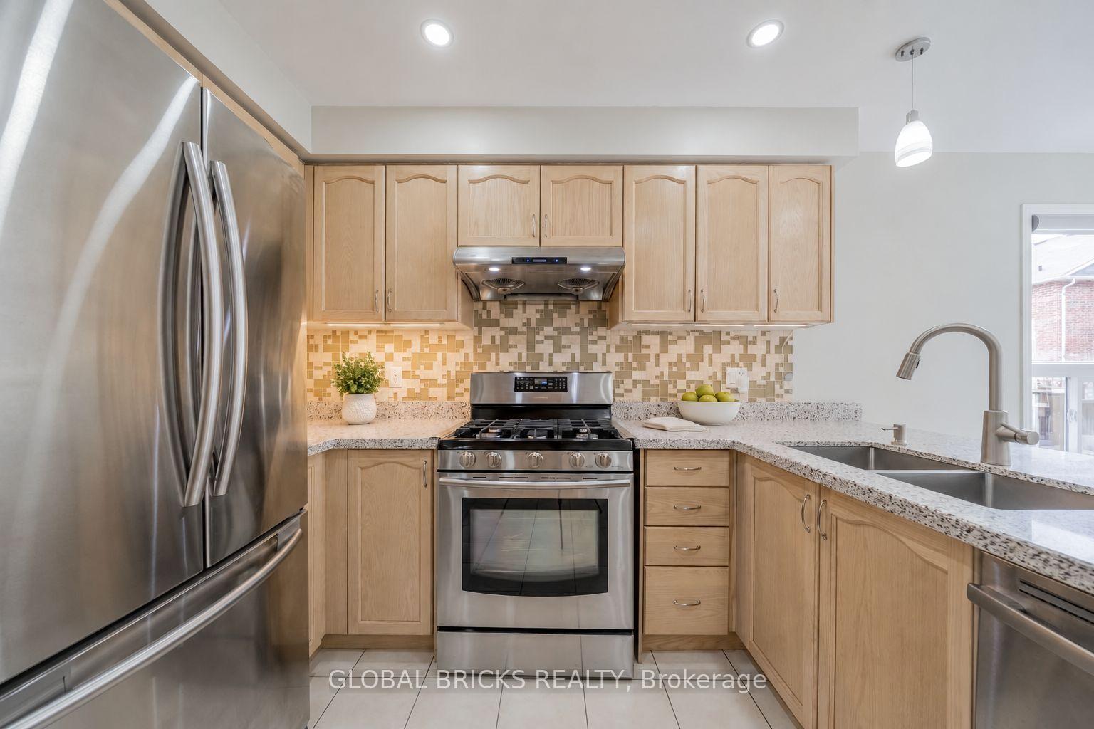 Photo 11 of 107 Win Timbers Crescent, Whitchurch-Stouffville, Stouffville — HOMEH