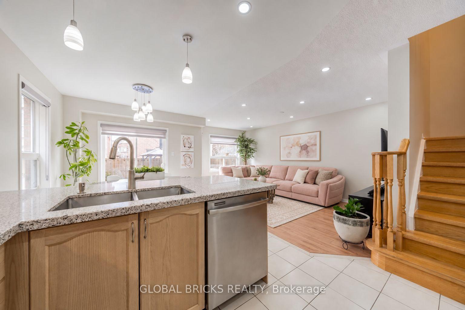 Photo 12 of 107 Win Timbers Crescent, Whitchurch-Stouffville, Stouffville — HOMEH