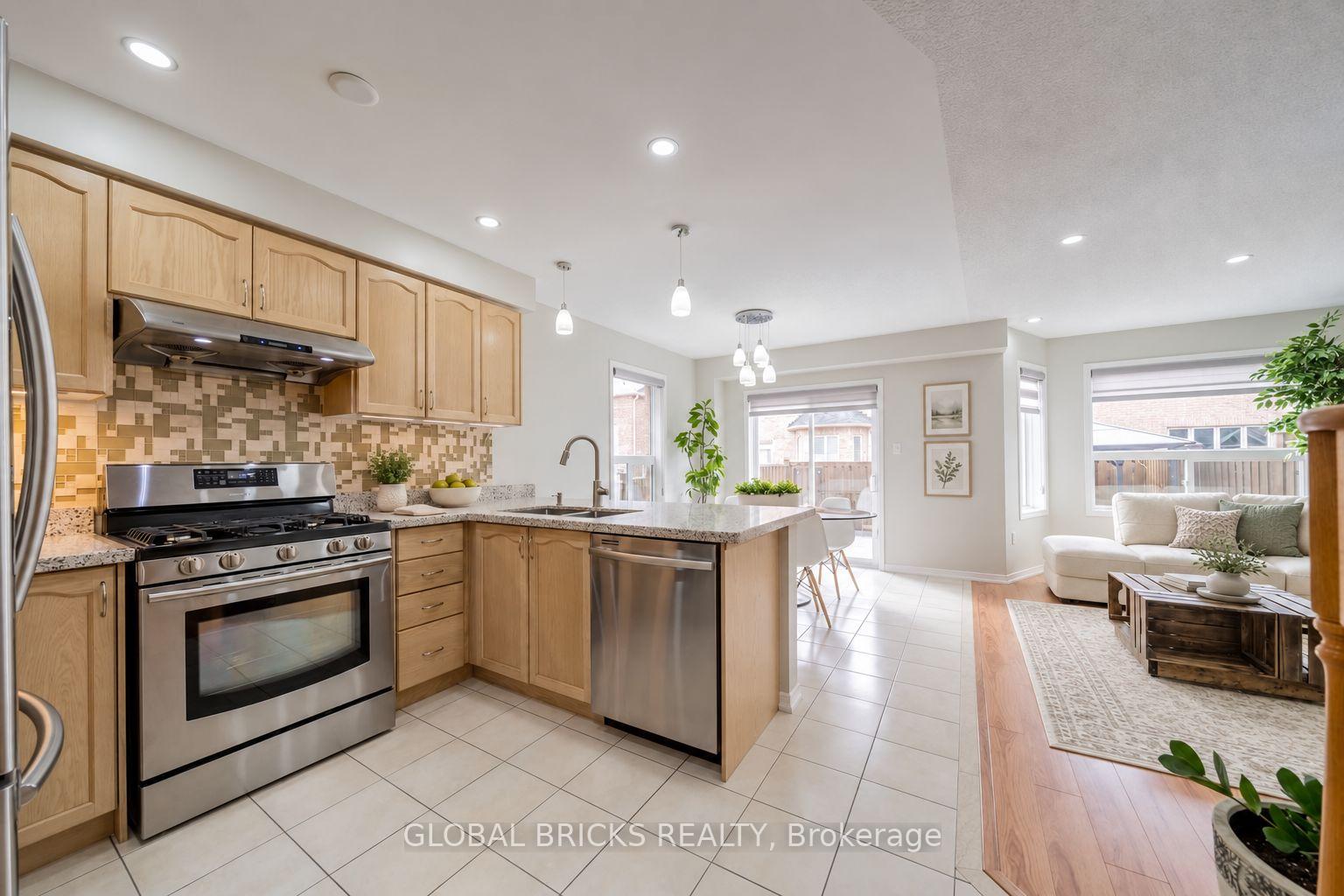 Photo 13 of 107 Win Timbers Crescent, Whitchurch-Stouffville, Stouffville — HOMEH