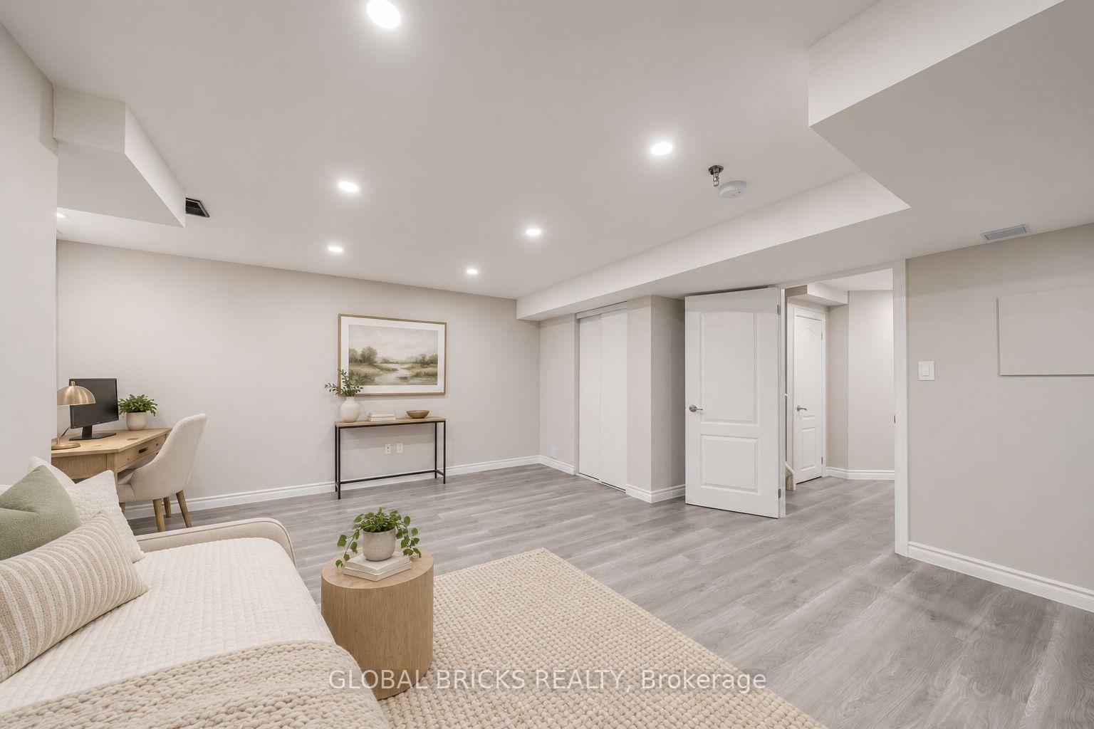 Photo 28 of 107 Win Timbers Crescent, Whitchurch-Stouffville, Stouffville — HOMEH