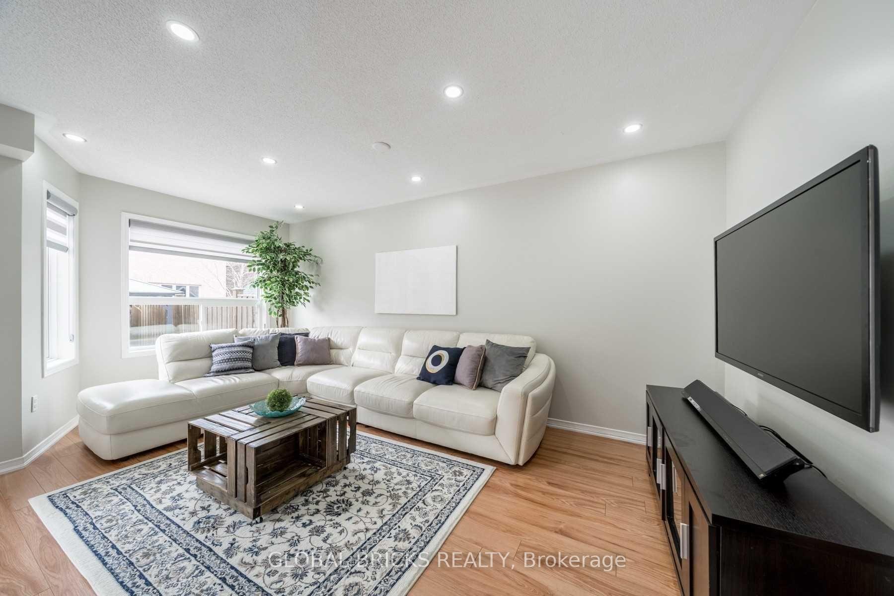 Photo 32 of 107 Win Timbers Crescent, Whitchurch-Stouffville, Stouffville — HOMEH