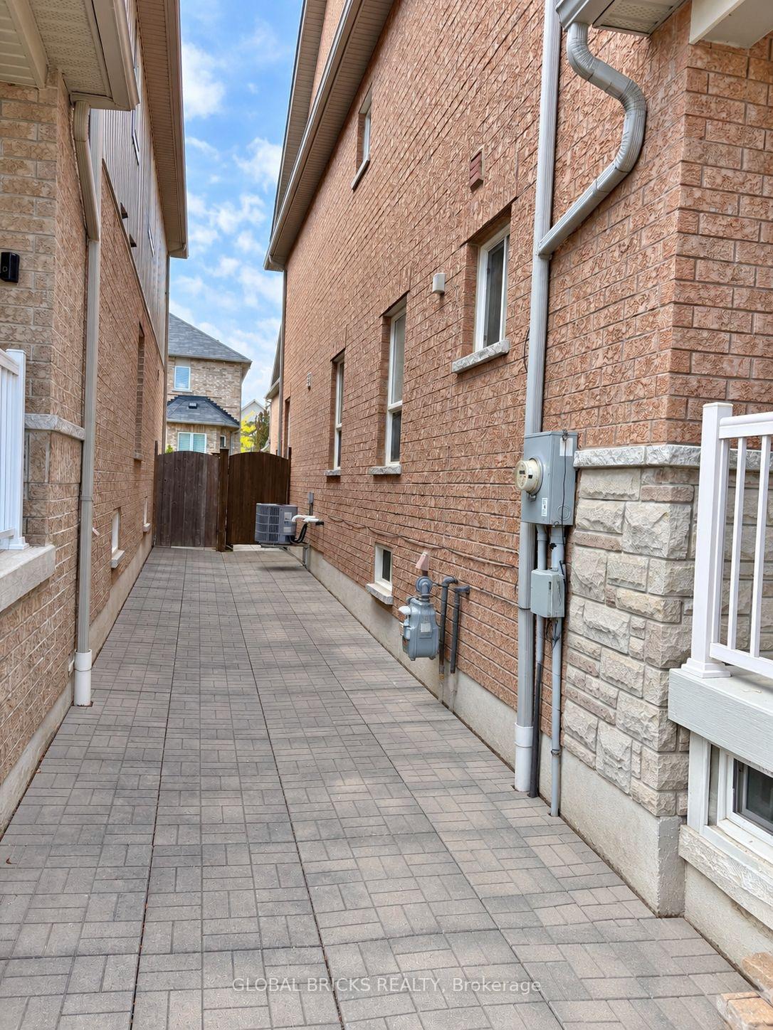 Photo 35 of 107 Win Timbers Crescent, Whitchurch-Stouffville, Stouffville — HOMEH