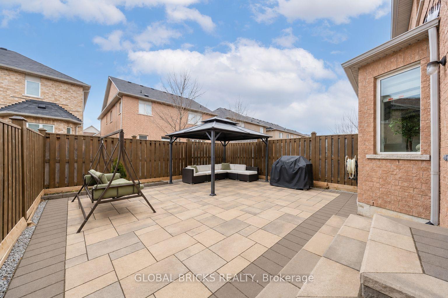 Photo 37 of 107 Win Timbers Crescent, Whitchurch-Stouffville, Stouffville — HOMEH