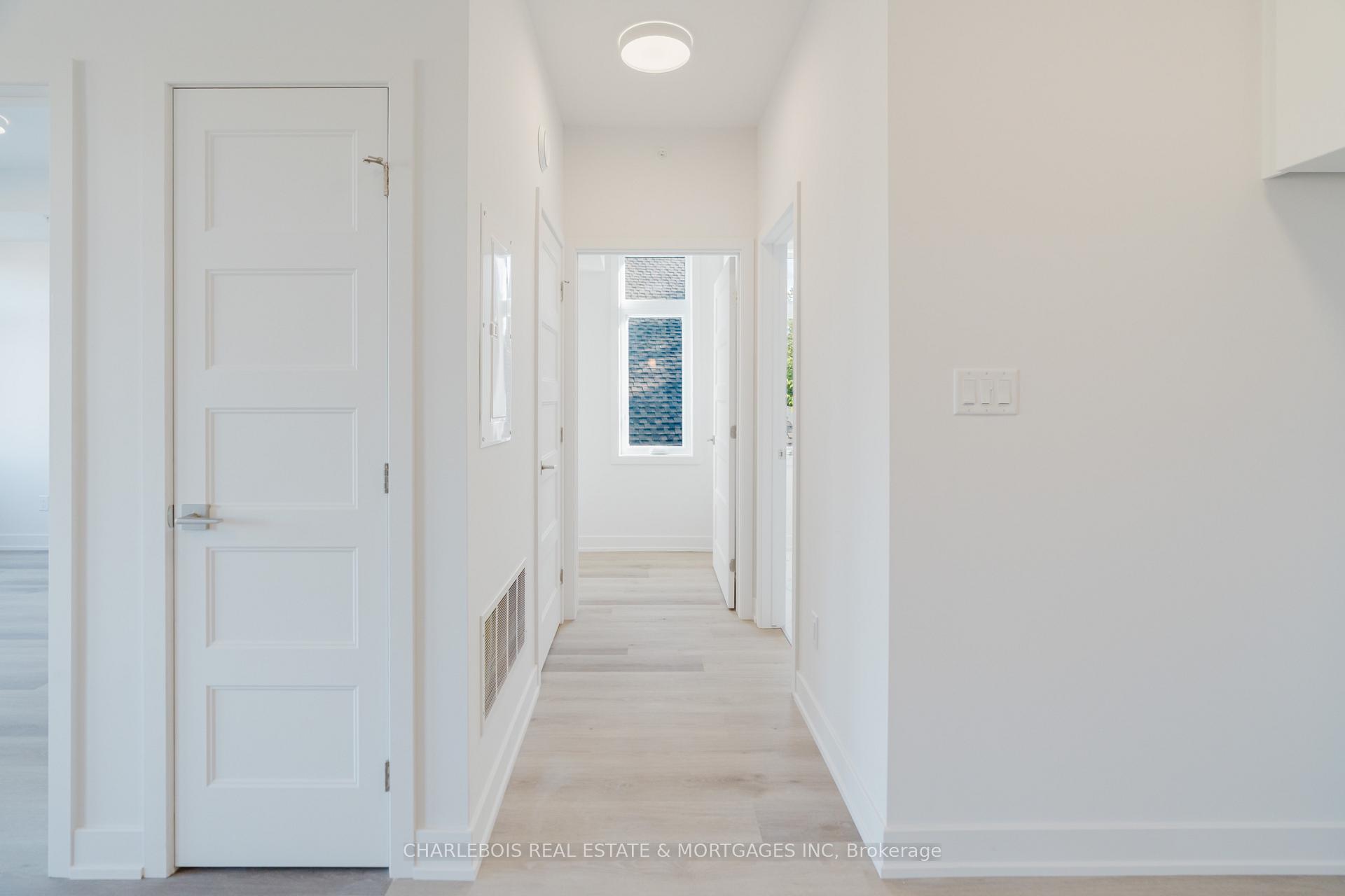 Photo 4 of Unit C, 830 St Laurent Boulevard, Ottawa, Castle Heights — HOMEH