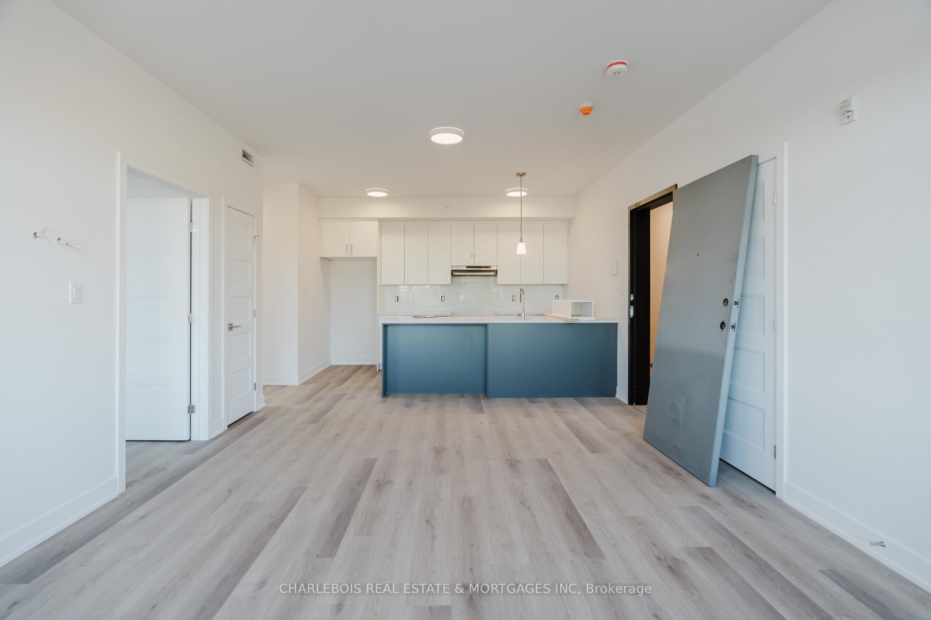 Photo 8 of Unit C, 830 St Laurent Boulevard, Ottawa, Castle Heights — HOMEH