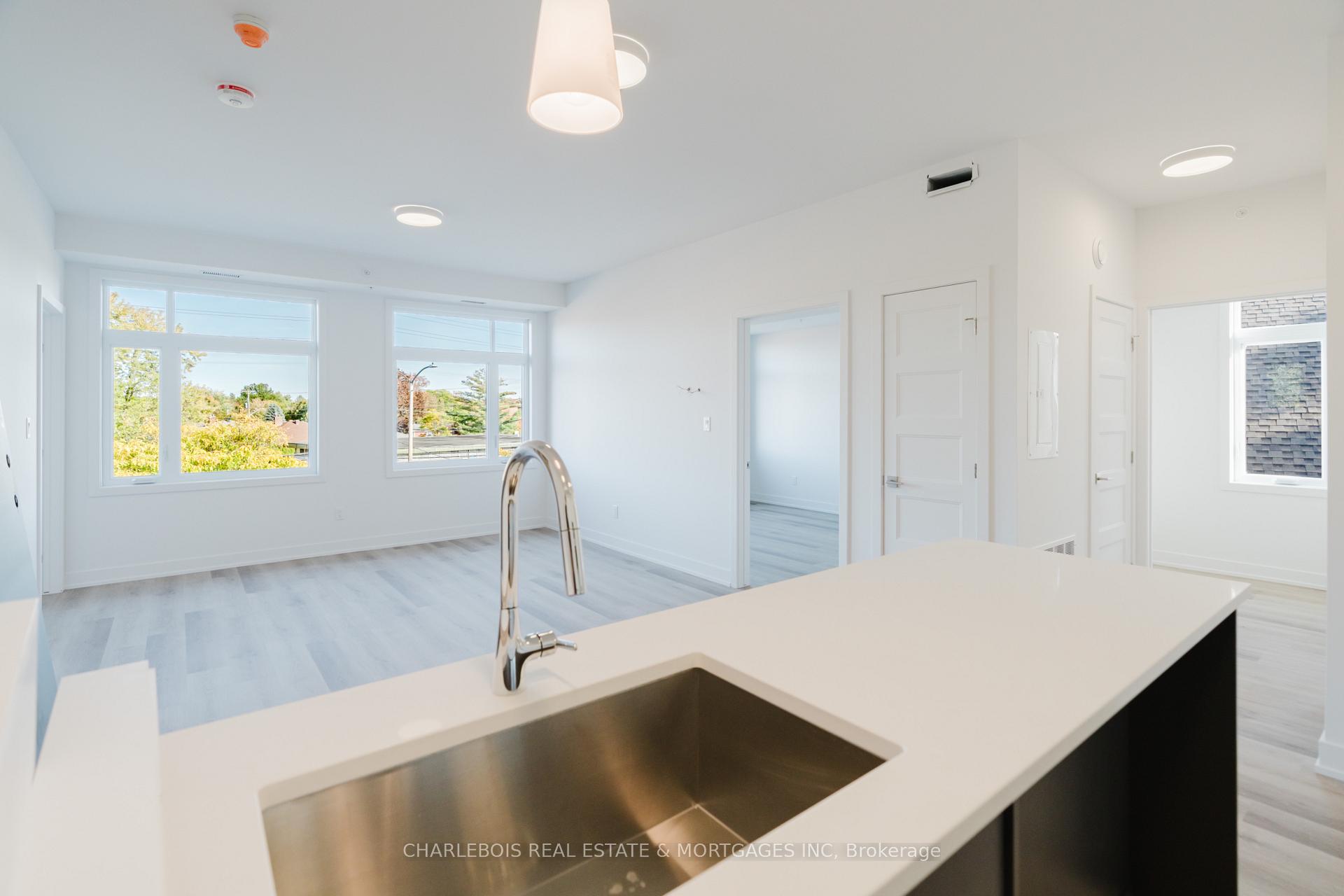 Photo 13 of Unit C, 830 St Laurent Boulevard, Ottawa, Castle Heights — HOMEH