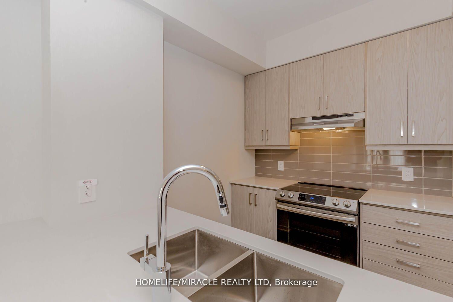 Photo 7 of Unit 5, 11 Honeycrisp Crescent, Vaughan, Vaughan Corporate Centre — HOMEH