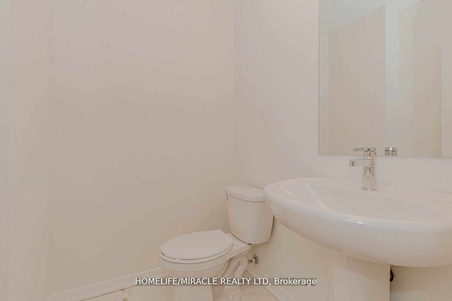 Photo 8 of Unit 5, 11 Honeycrisp Crescent, Vaughan, Vaughan Corporate Centre — HOMEH