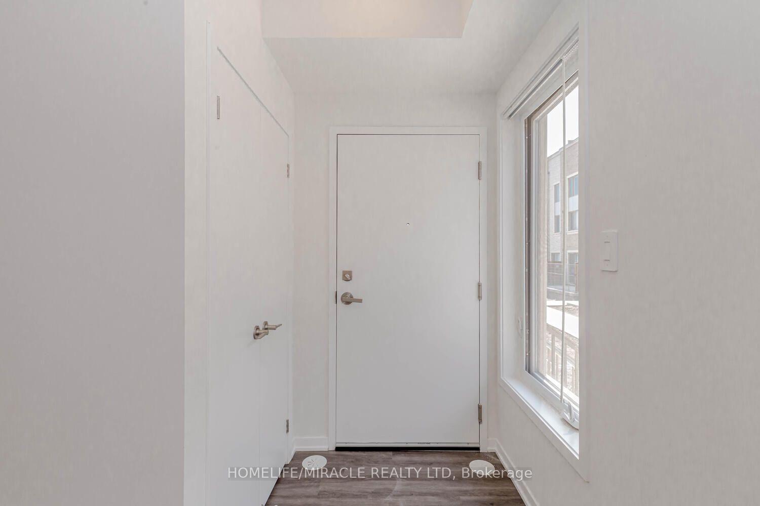 Photo 4 of Unit 5, 11 Honeycrisp Crescent, Vaughan, Vaughan Corporate Centre — HOMEH