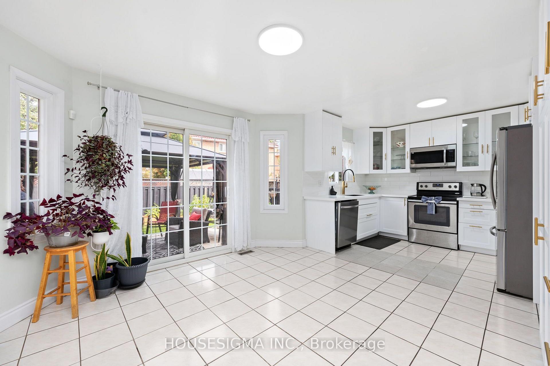 Photo 12 of 32 Ballycastle Crescent, Brampton, Heart Lake West — HOMEH