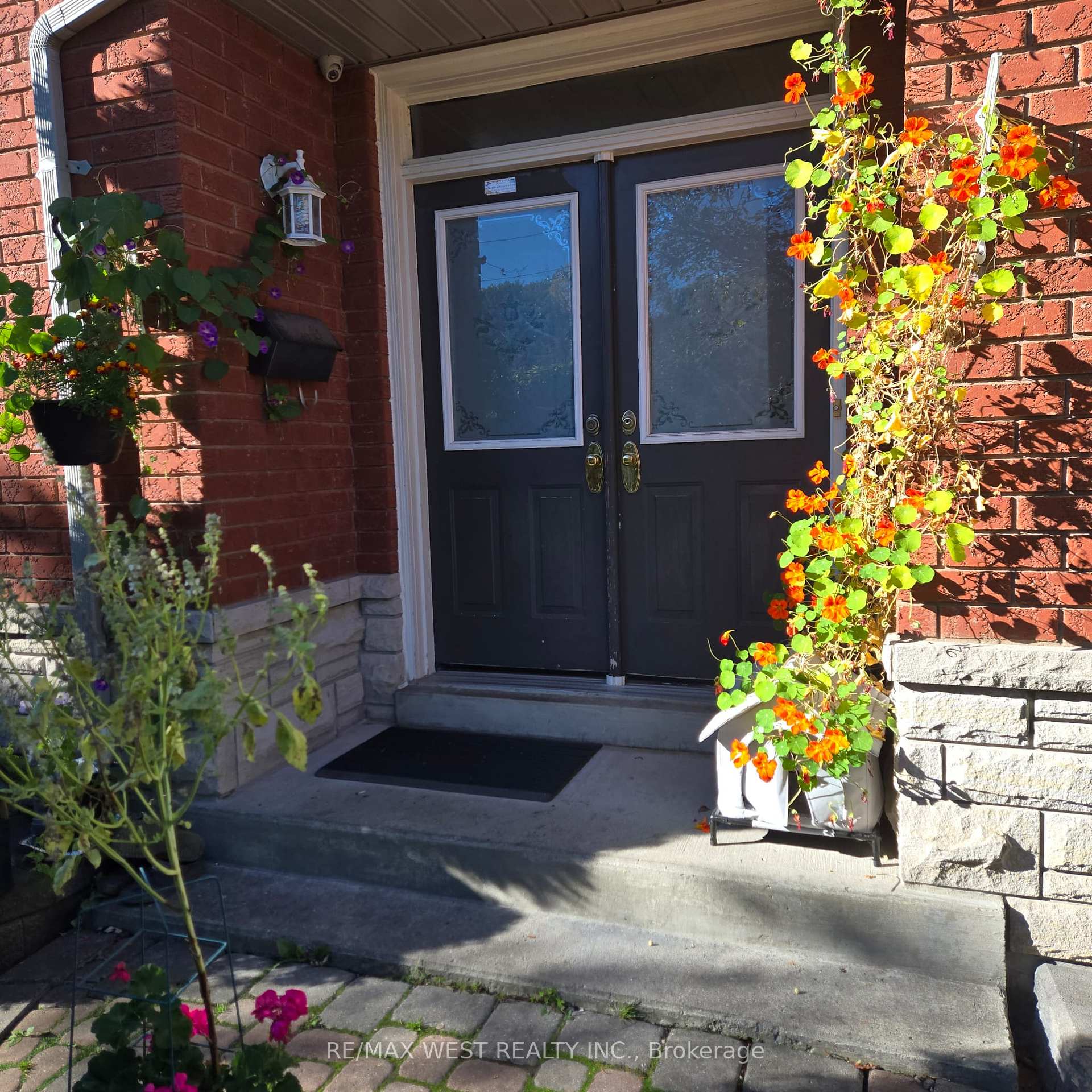 Photo 2 of 883 Strouds Lane, Pickering, Dunbarton — HOMEH