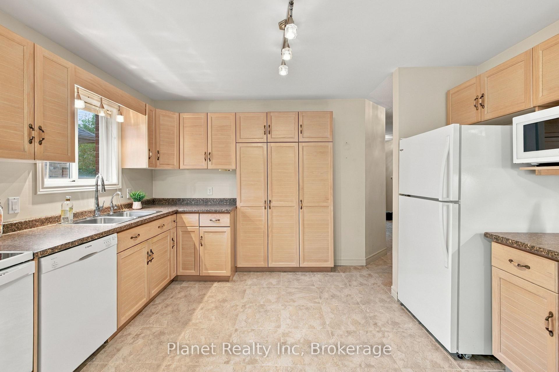 Photo 6 of 4 Ashcroft Court, Guelph, Village By The Arboretum — HOMEH