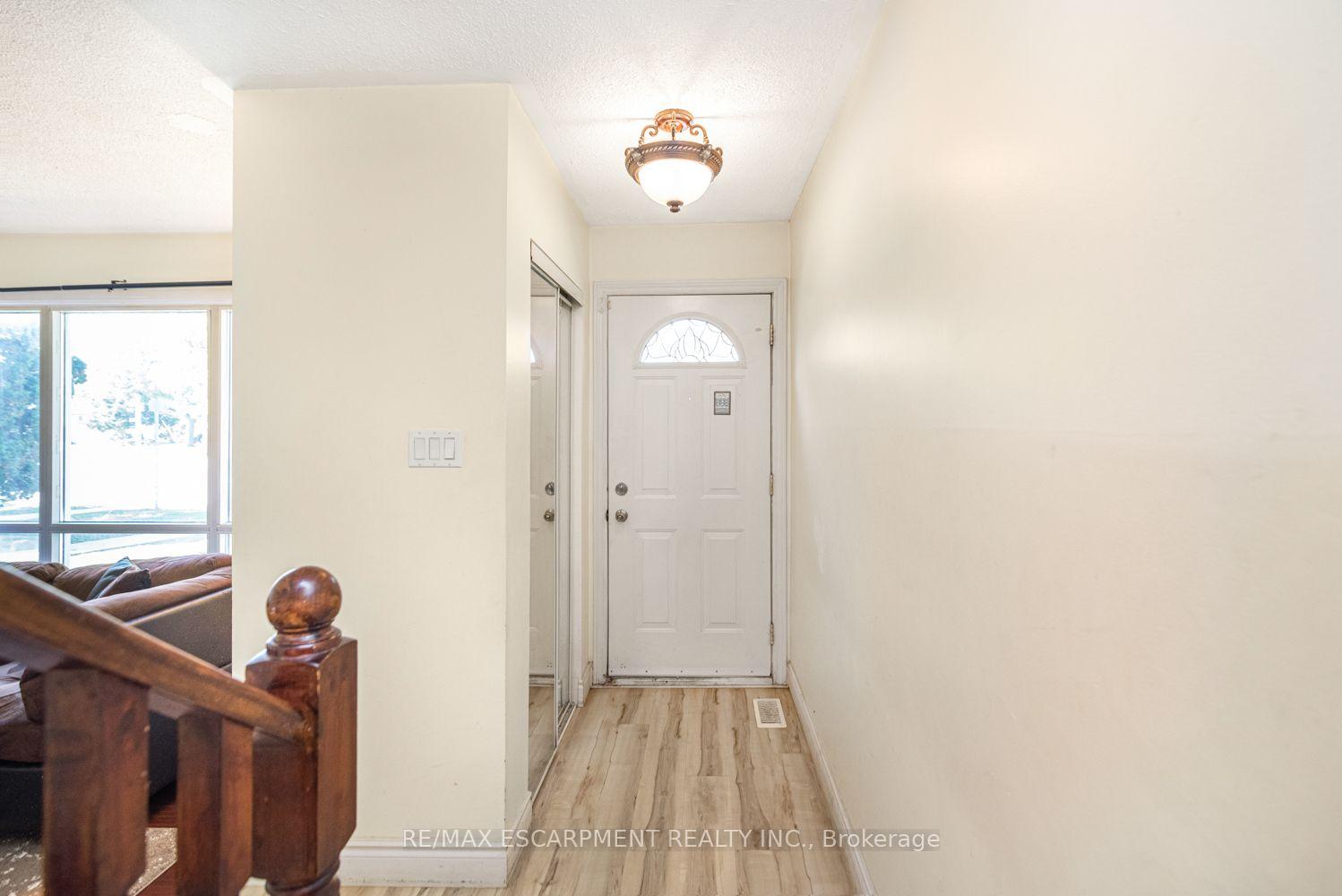 Photo 4 of Unit 5, 2700 Barton Street E, Hamilton, Riverdale — HOMEH