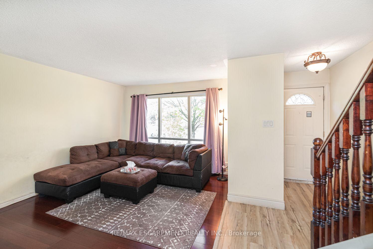 Photo 5 of Unit 5, 2700 Barton Street E, Hamilton, Riverdale — HOMEH