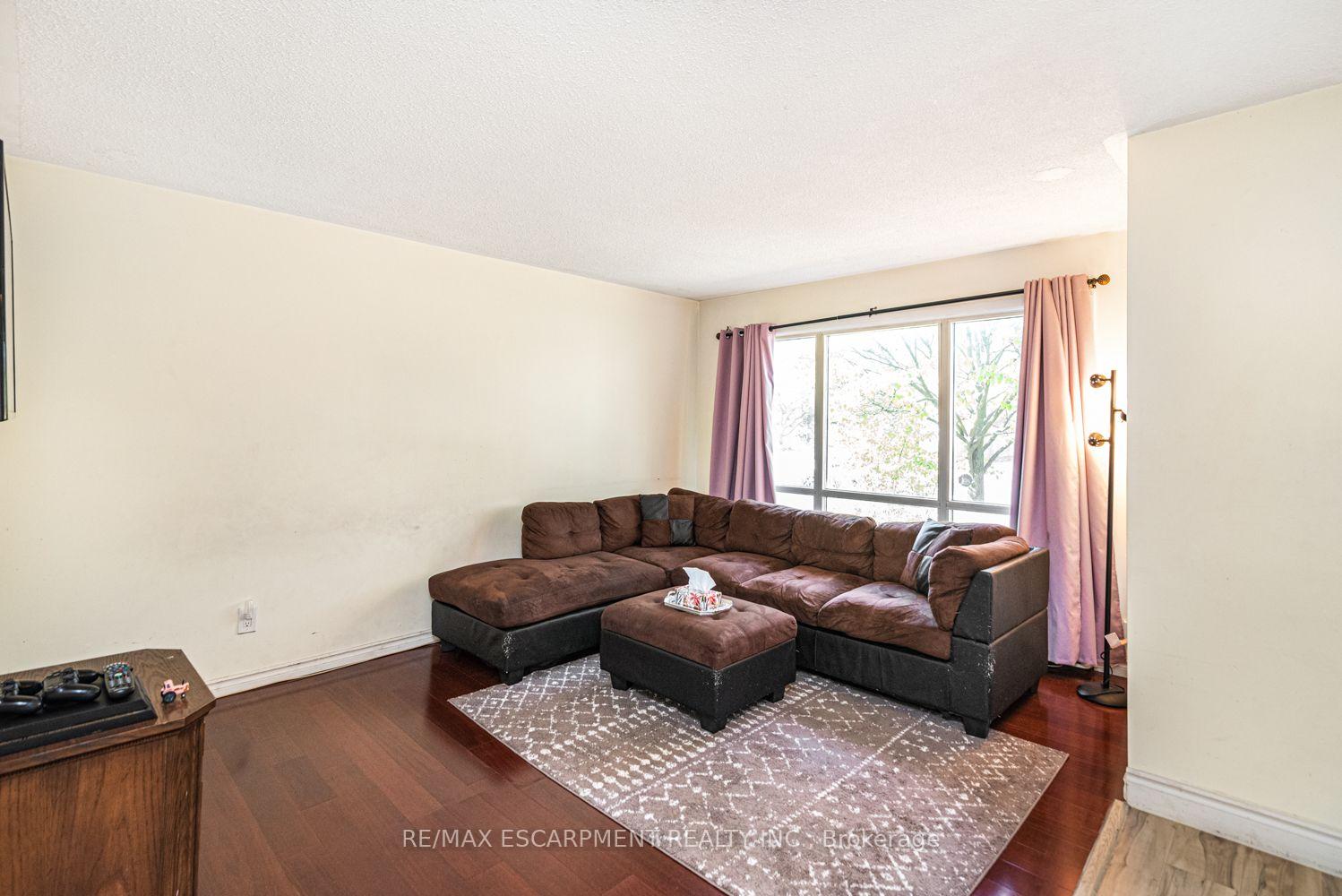 Photo 7 of Unit 5, 2700 Barton Street E, Hamilton, Riverdale — HOMEH