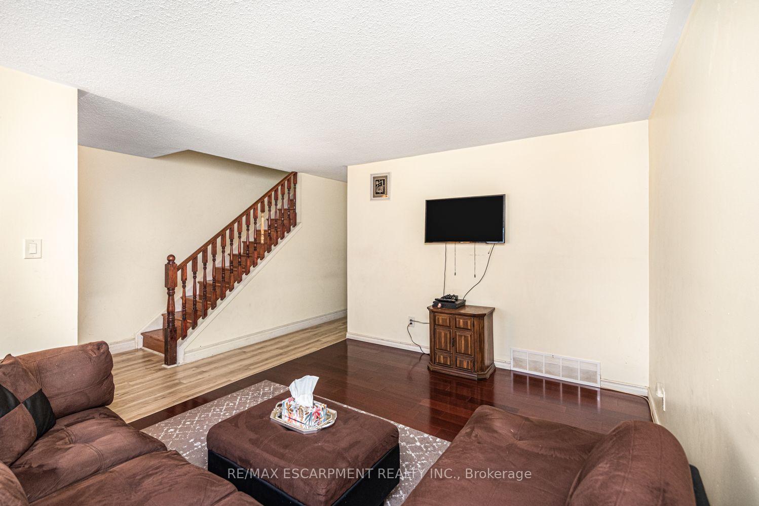 Photo 8 of Unit 5, 2700 Barton Street E, Hamilton, Riverdale — HOMEH